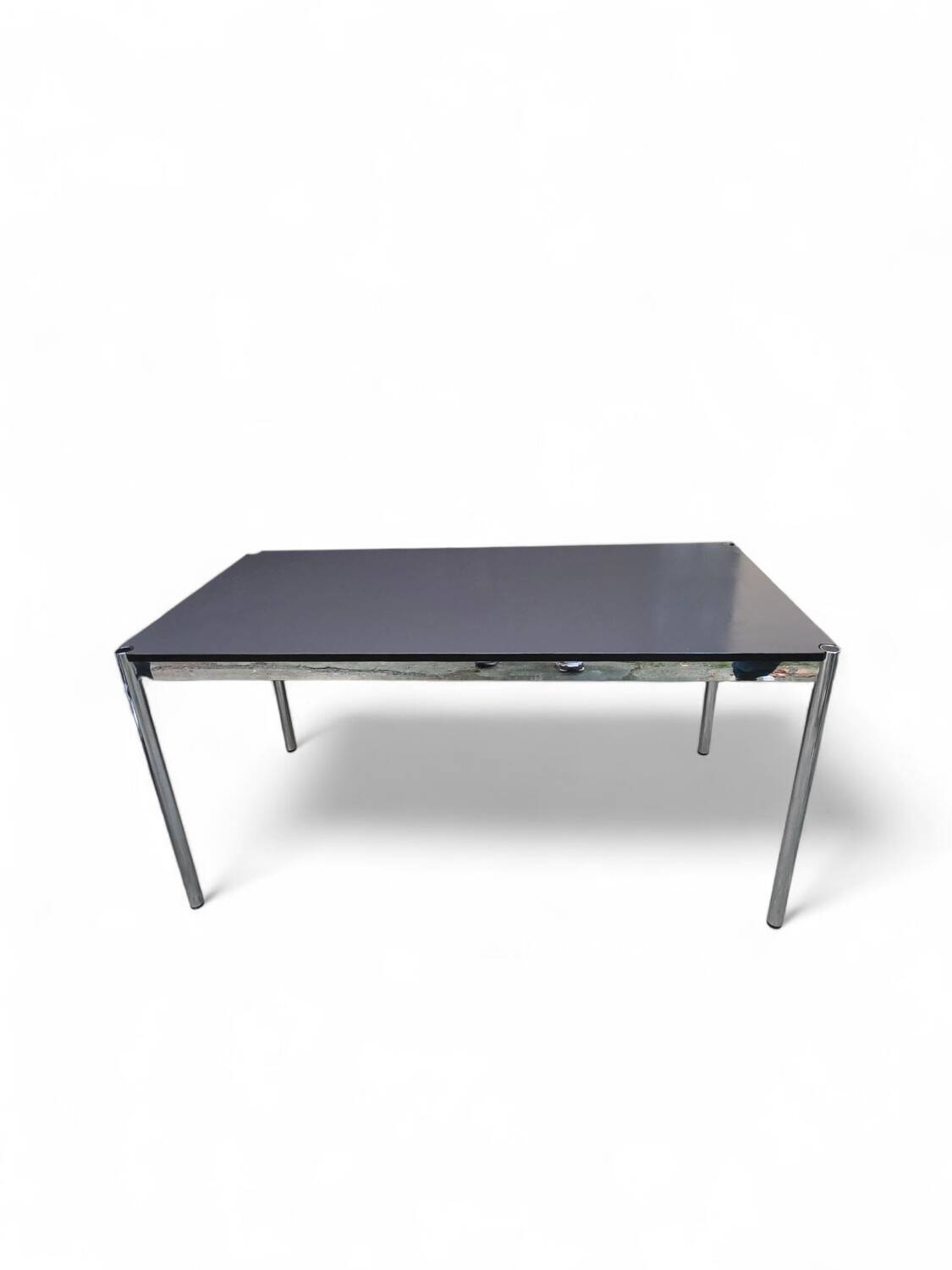 Table USM Haller gris anthracite – design suisse iconique