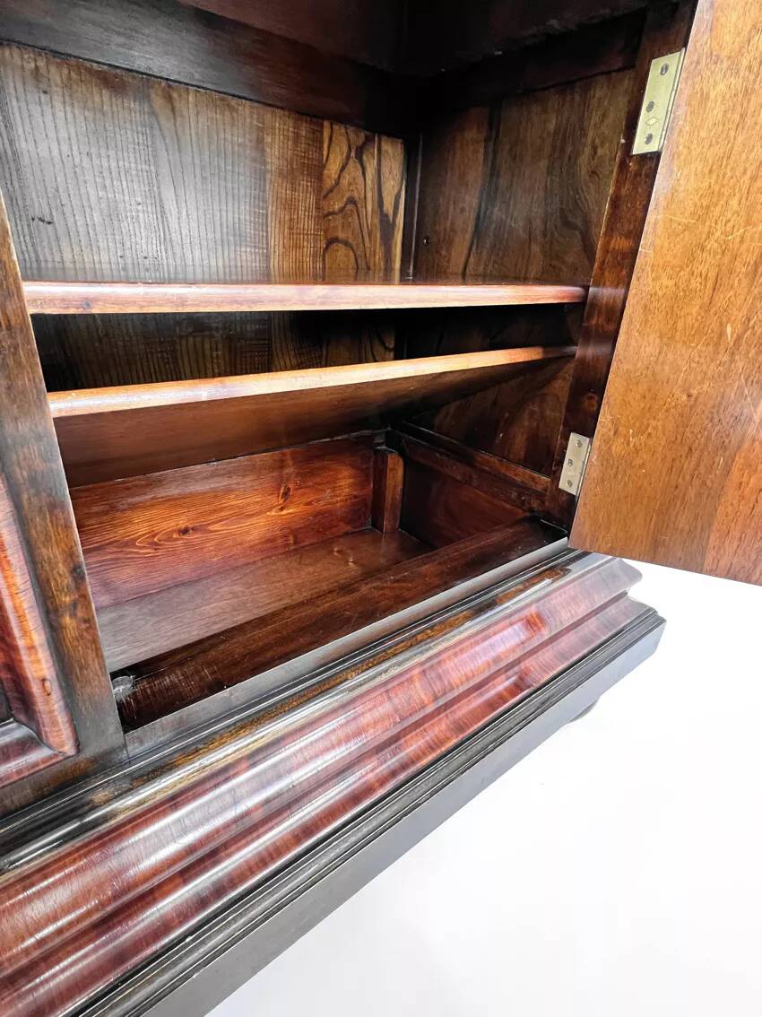 Vitrine ancienne en bois, verre biseauté et velours