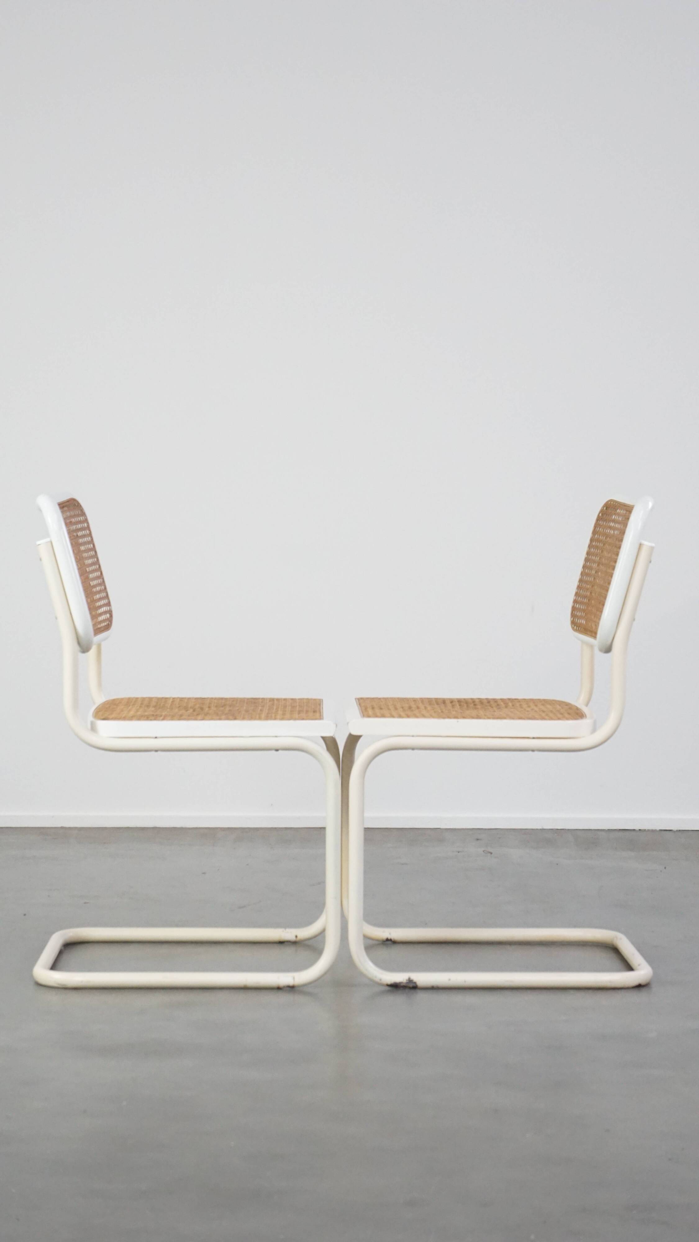 Lot de 4 chaises de salle à manger blanches au design vintage dans le style de Marcel Breuer avec assise en osier