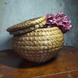 Round basket with wicker lid