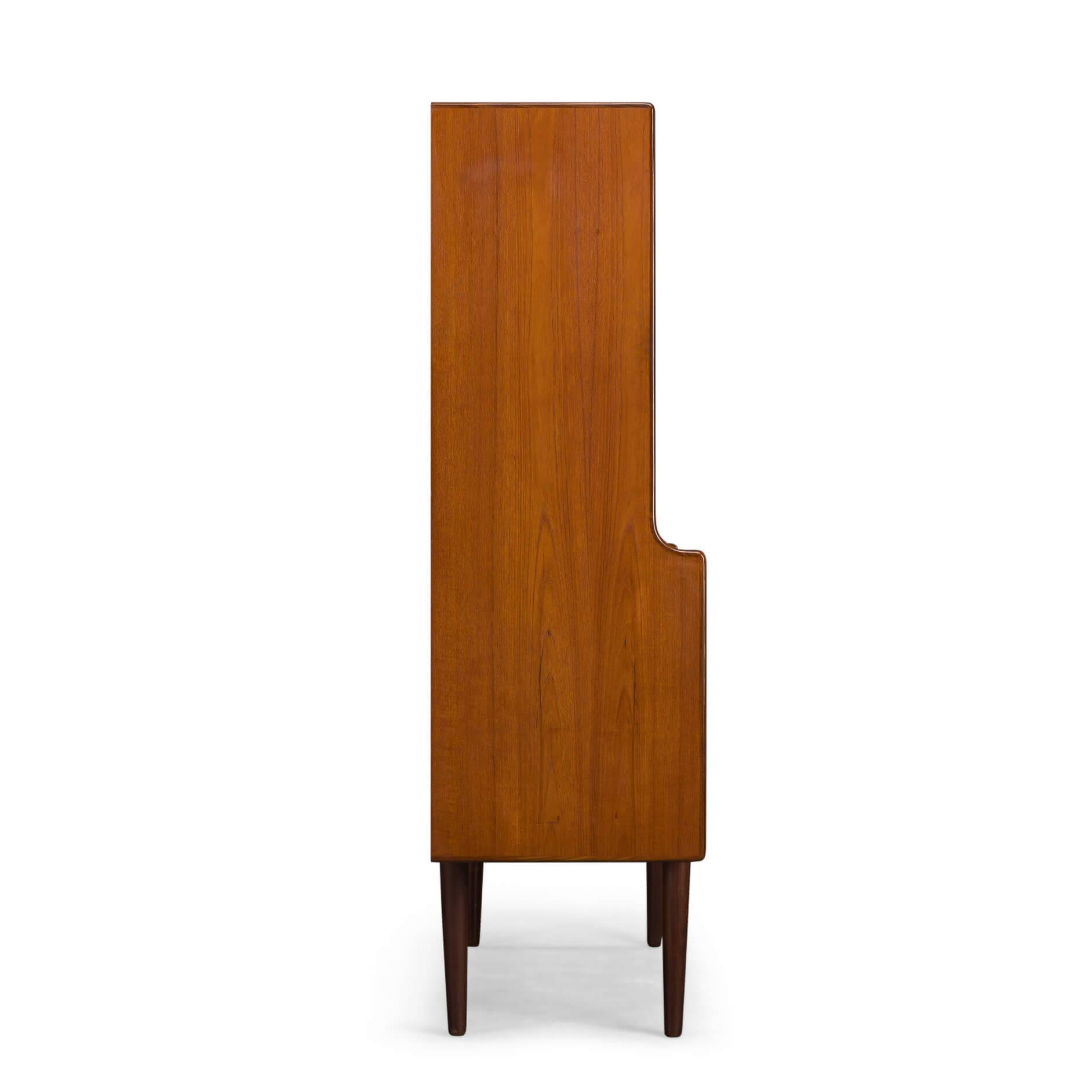 Buffet haut en teck de design danois par Johannes Andersen, années 1960.