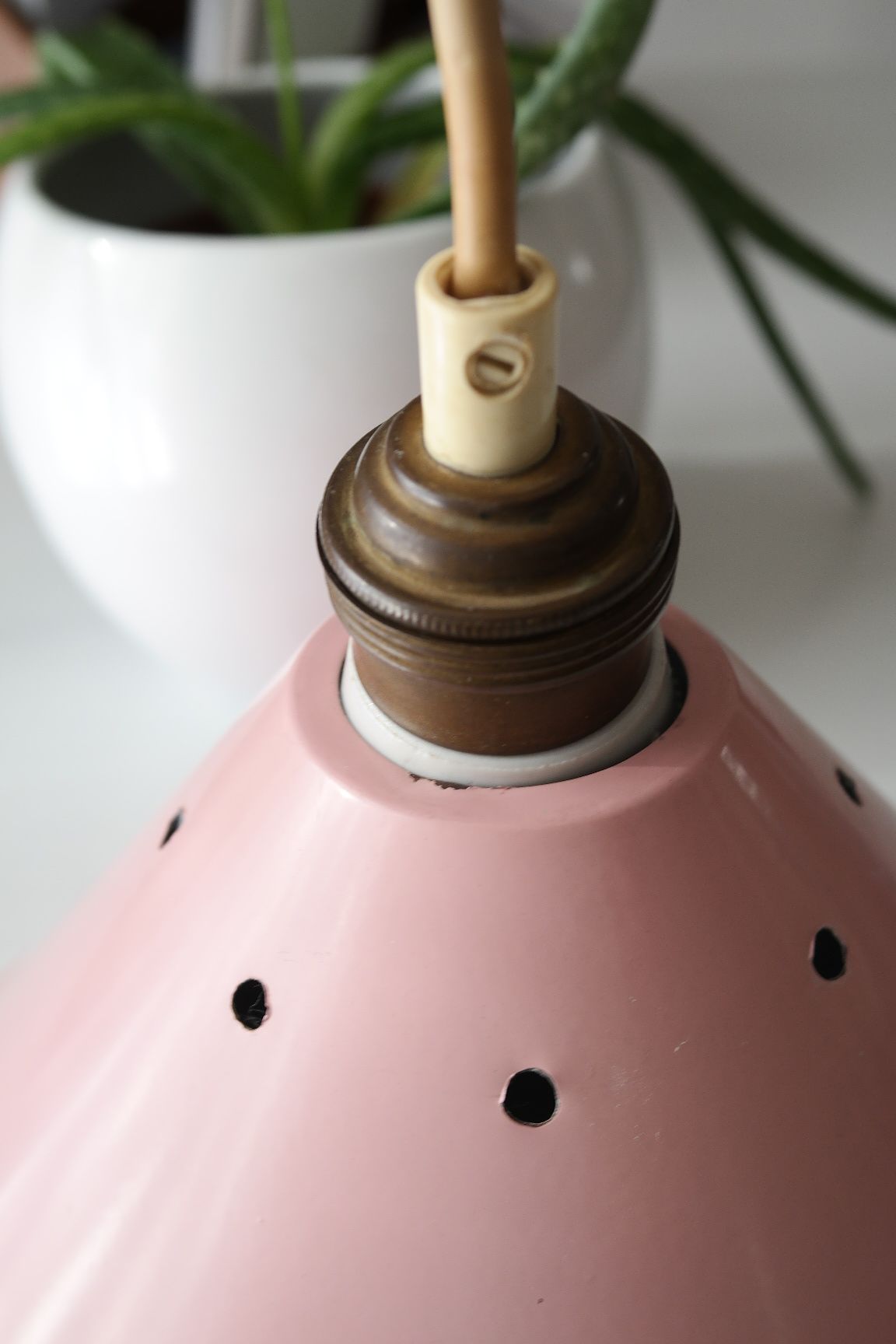 Suspension tôle emaillée rose vintage