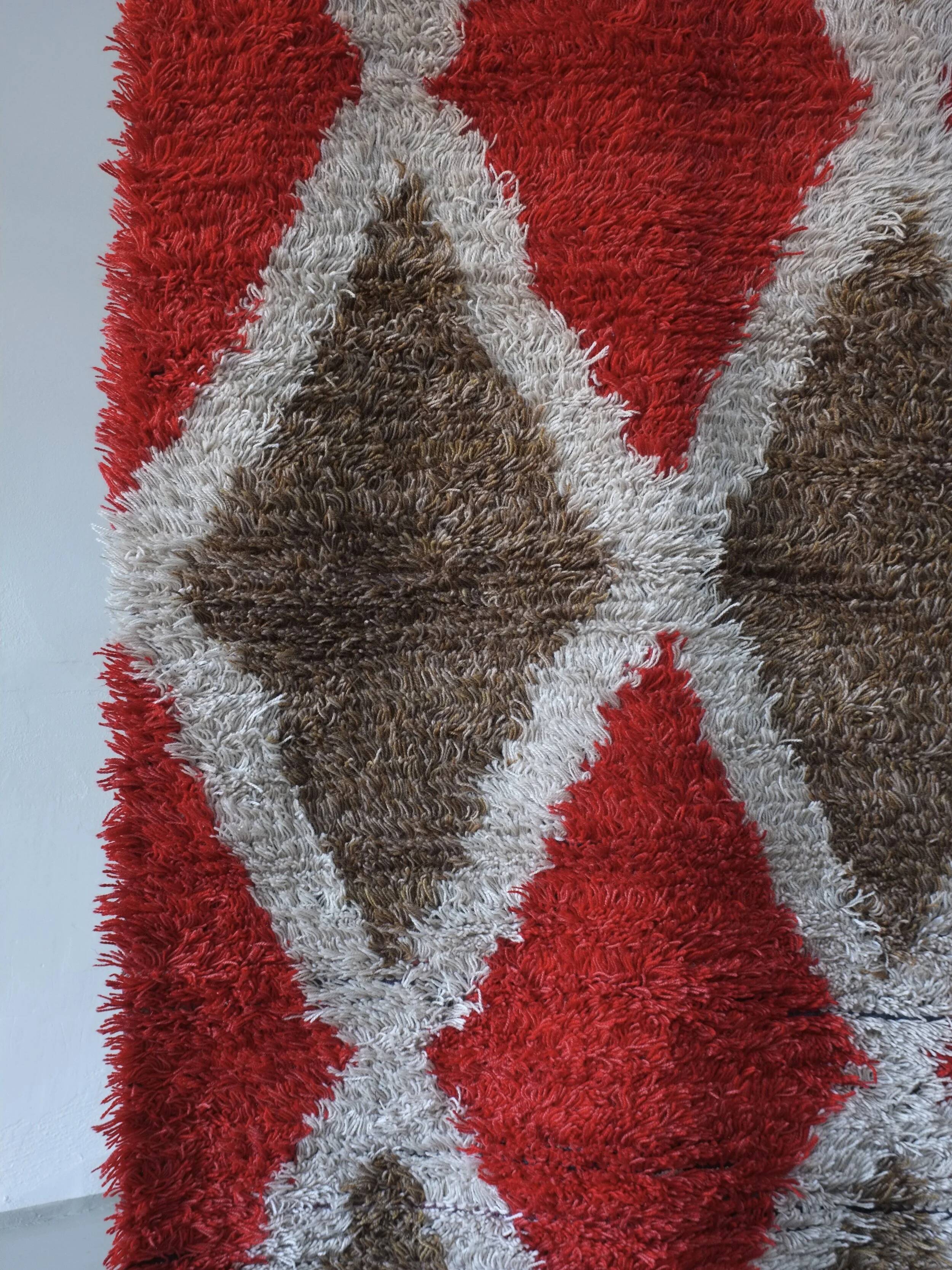 Tapis scandinave à losanges rouges (Rya) | Suède | Années 1960
