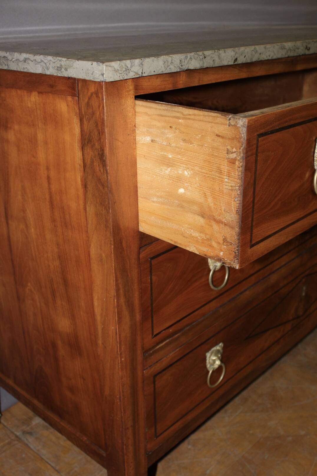 Commode Directoire en Noyer fin XVIII