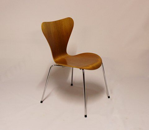 Pair of chairs by Arne Jacobsen for Fritz Hansen