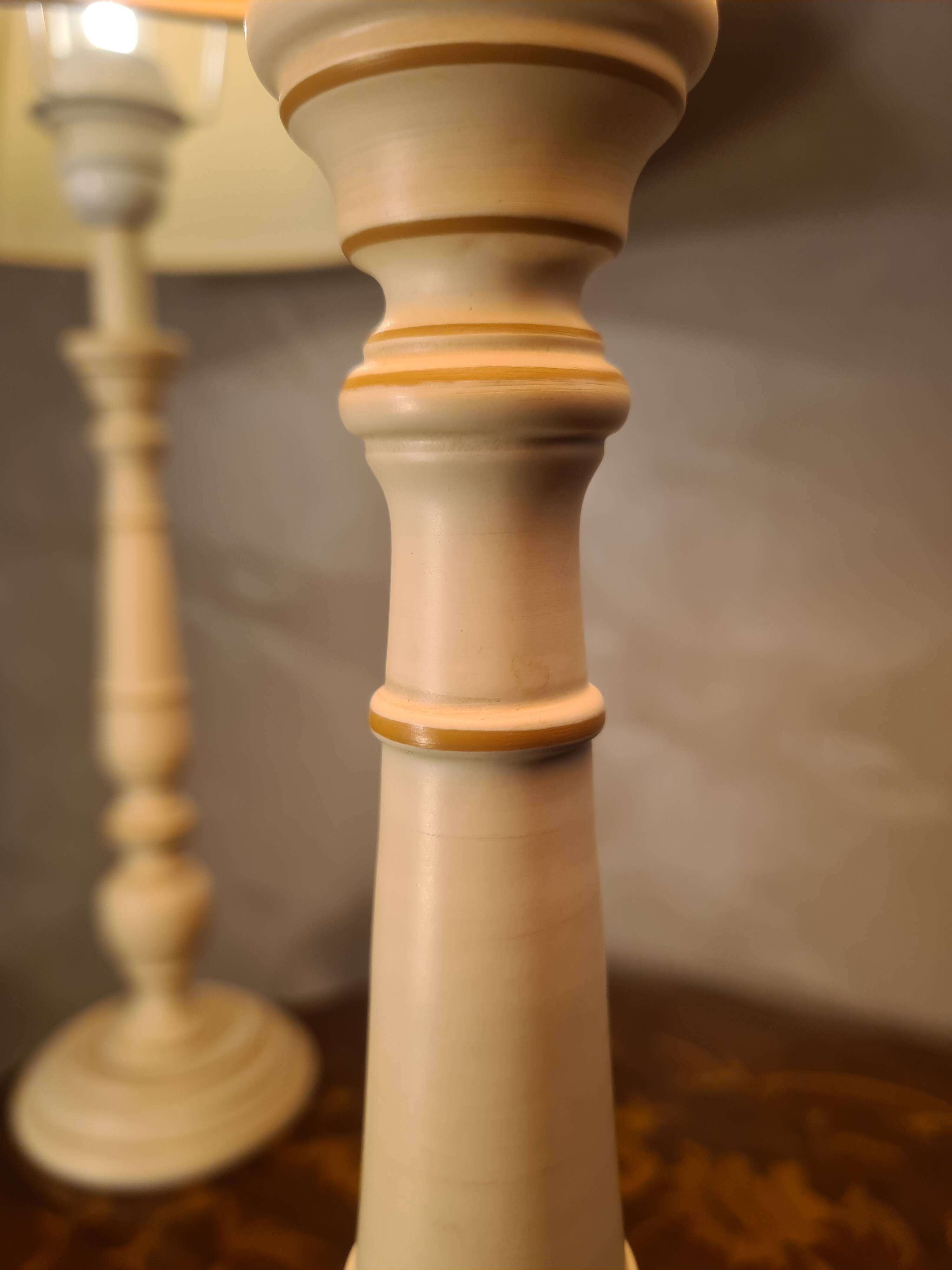 paire de lampes de chevet bois tourné peint creme et liseret chocolat 53x30