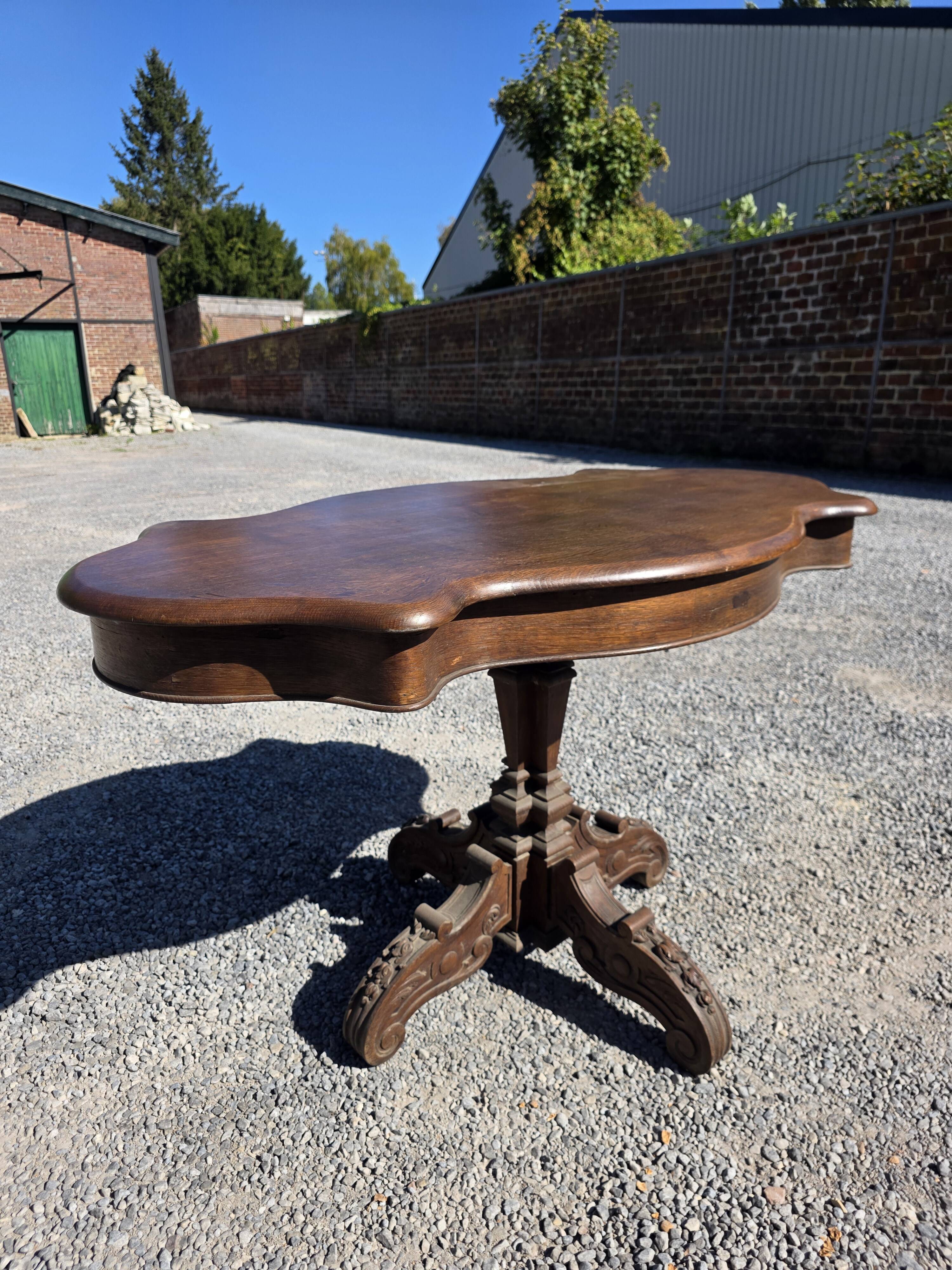 Antique round table in solid oak