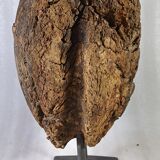 Ancienne roue de poulie en bois sur pied