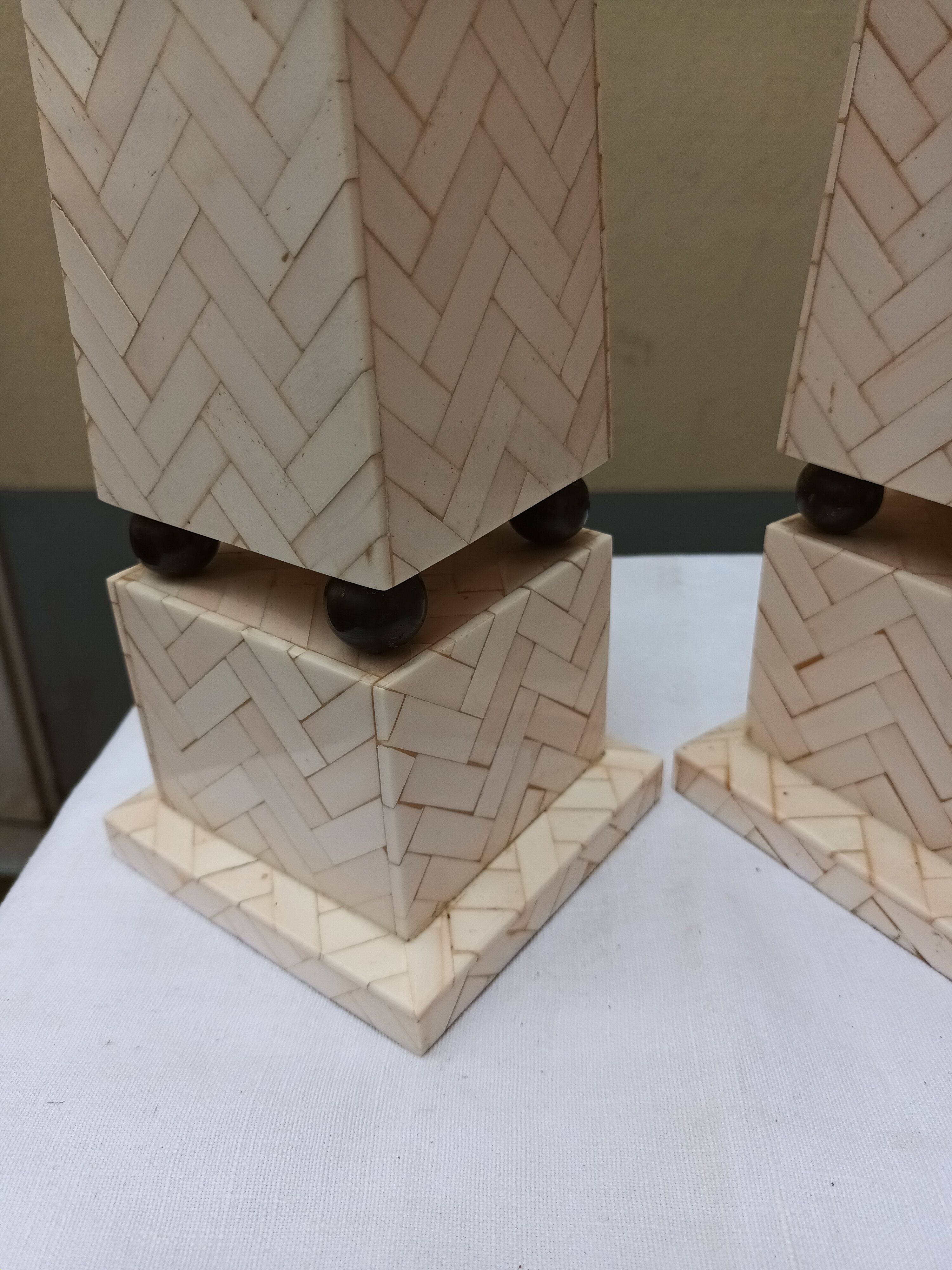Pair of obelisk in bone marquetry, 70s