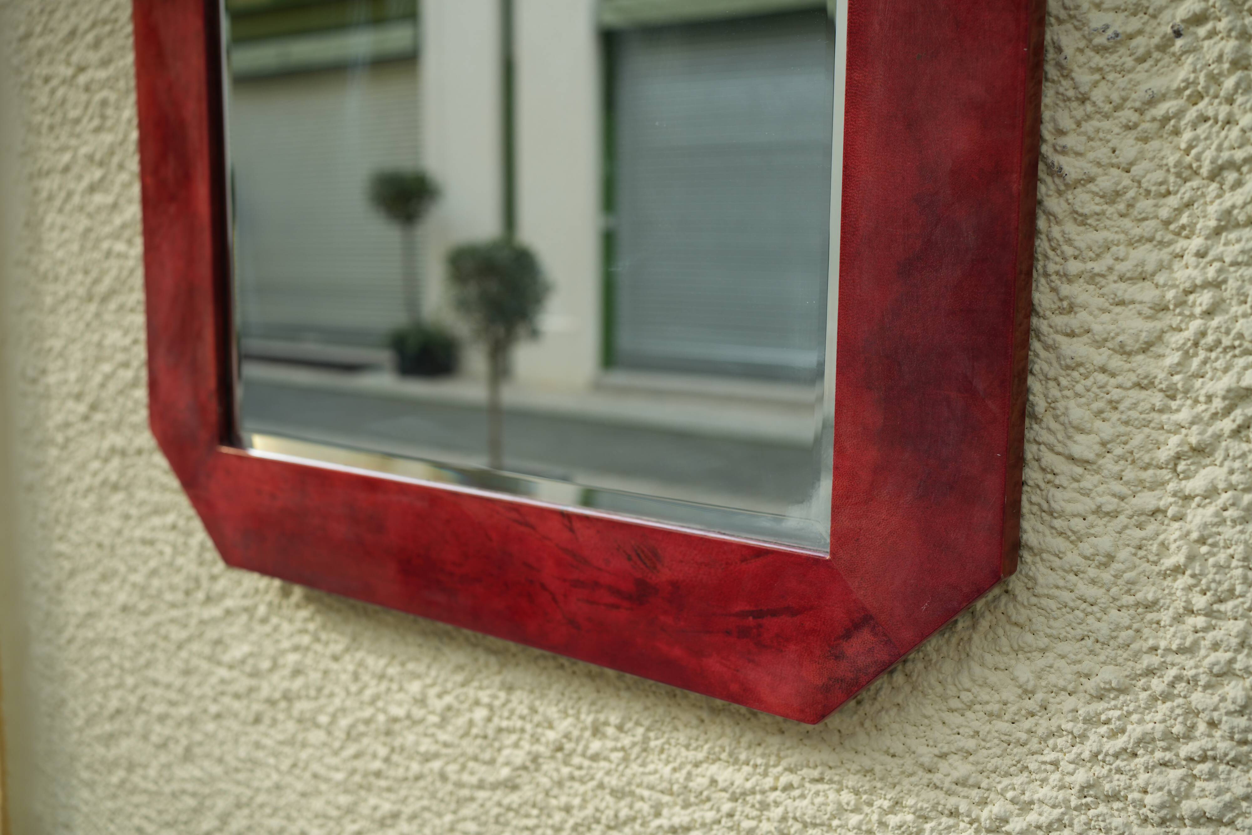 Miroir mural Aldo Tura en cuir de chèvre laqué rouge