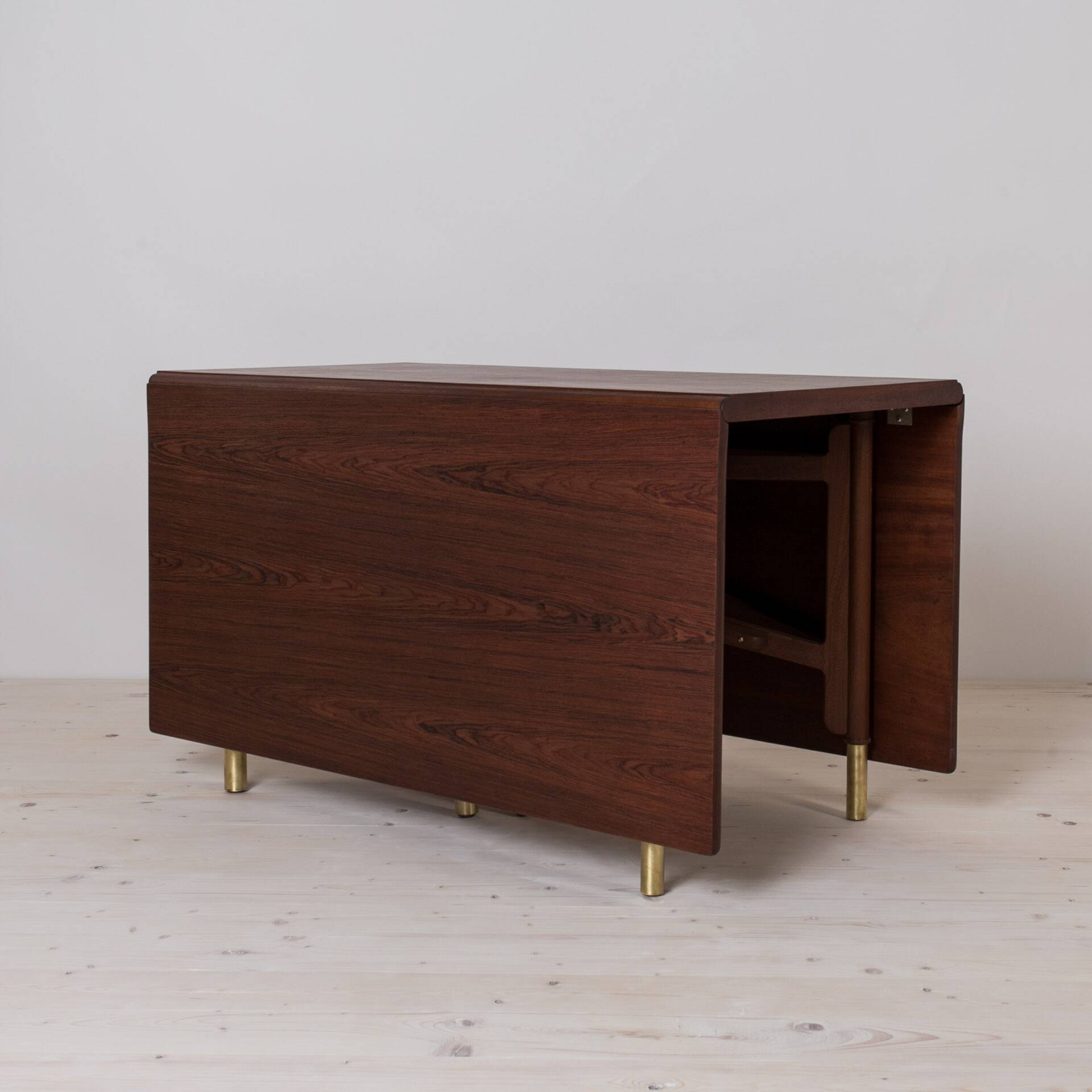 Table à manger vintage, bois de teck, éléments en laiton, Norvège, années 1950