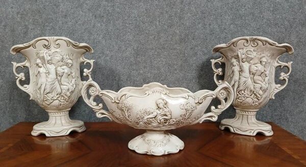 Garniture trois piéces en céramique à décor néo-classique – XXe siècle