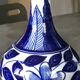 Ancien vase soliflore en porcelaine à décor floral bleu d’asie 18 cm