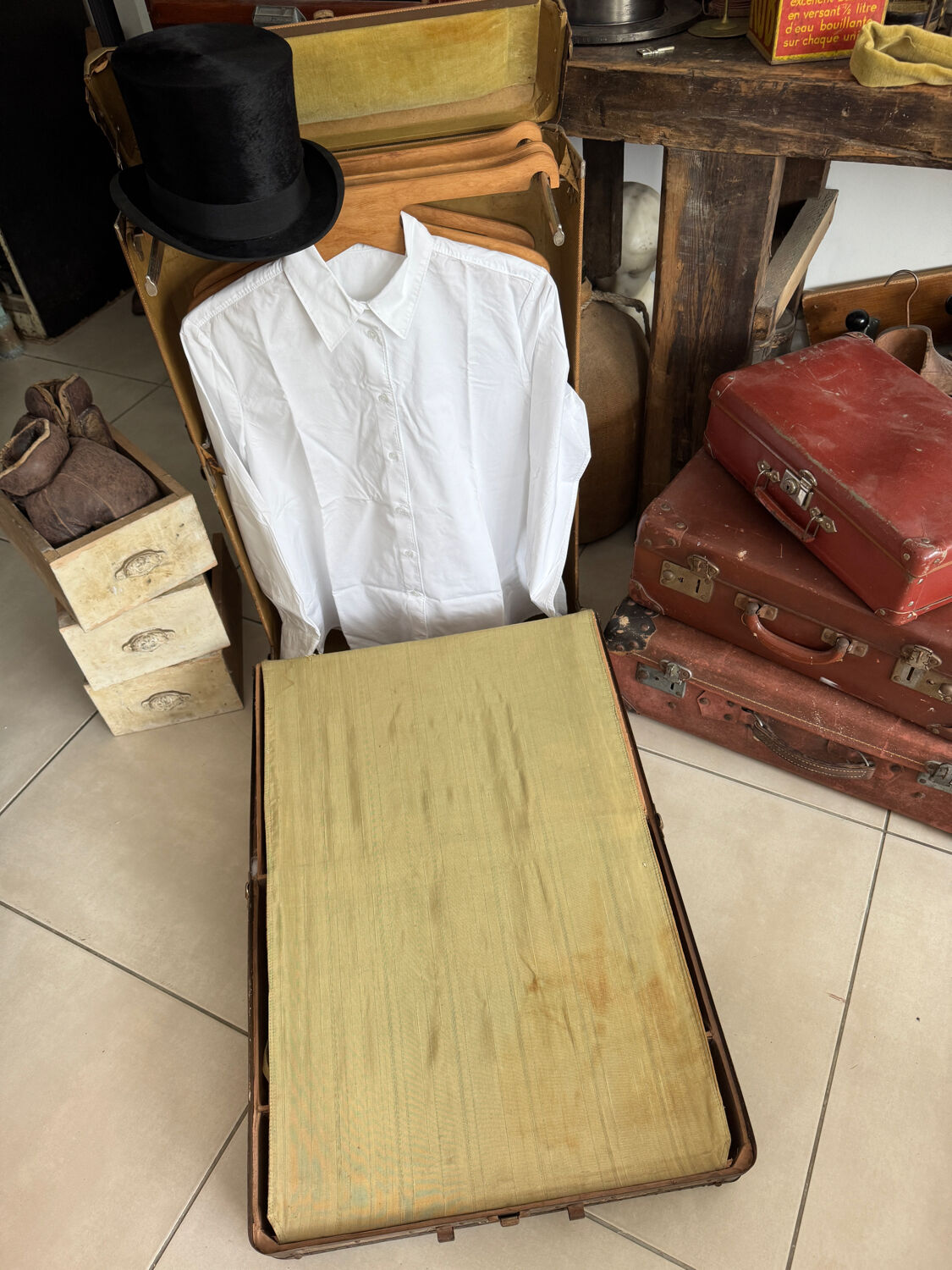 Vintage 50s cabin trunk with wooden hangers