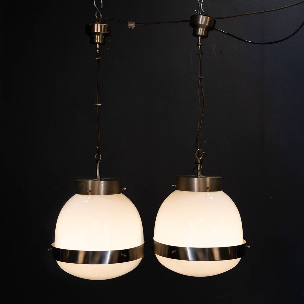 Paire de suspensions en opaline "Delta" italienne des années 1960 par Sergio Mazza.