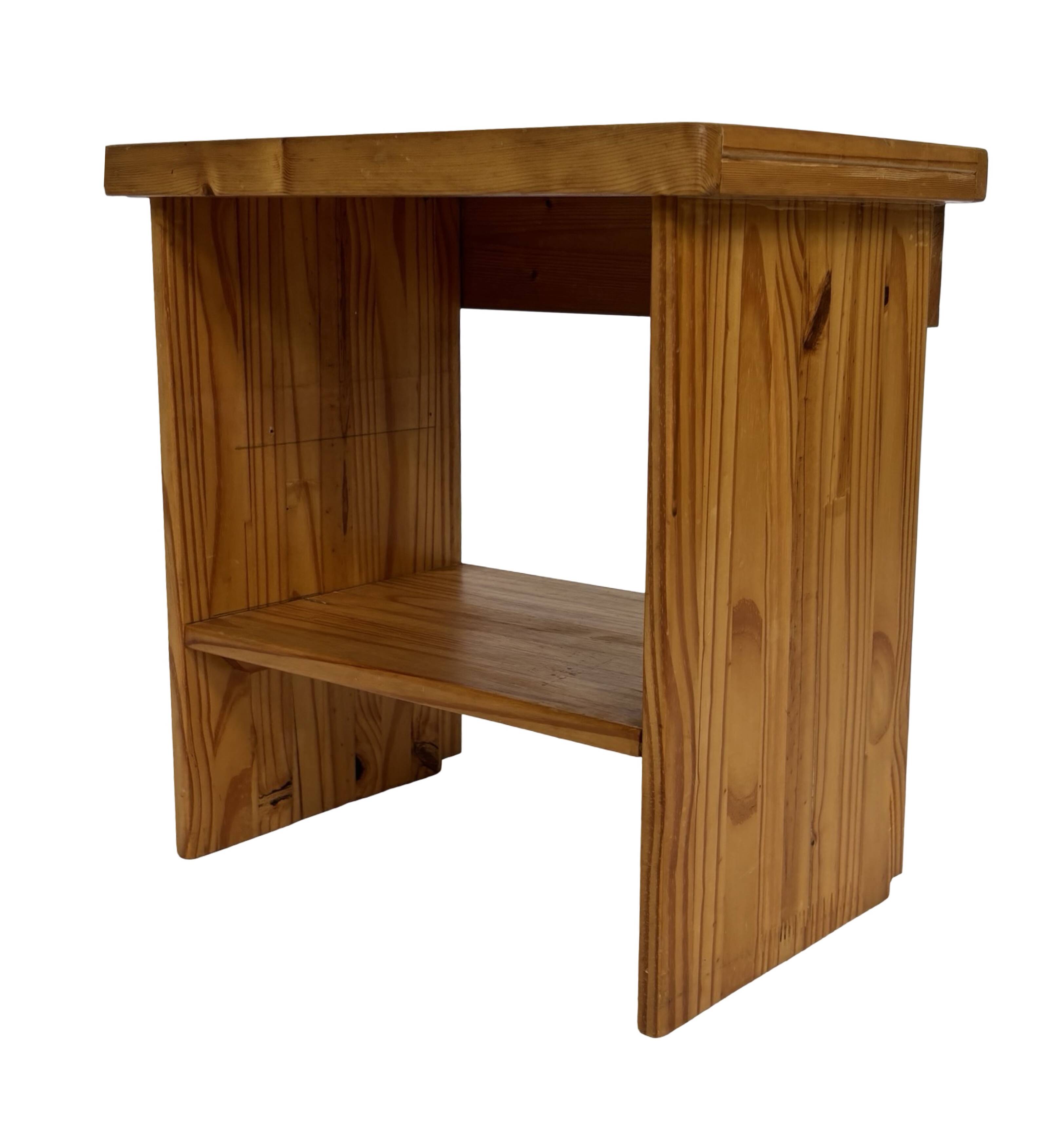 Vintage pinewood side table bedside table compact design 70's