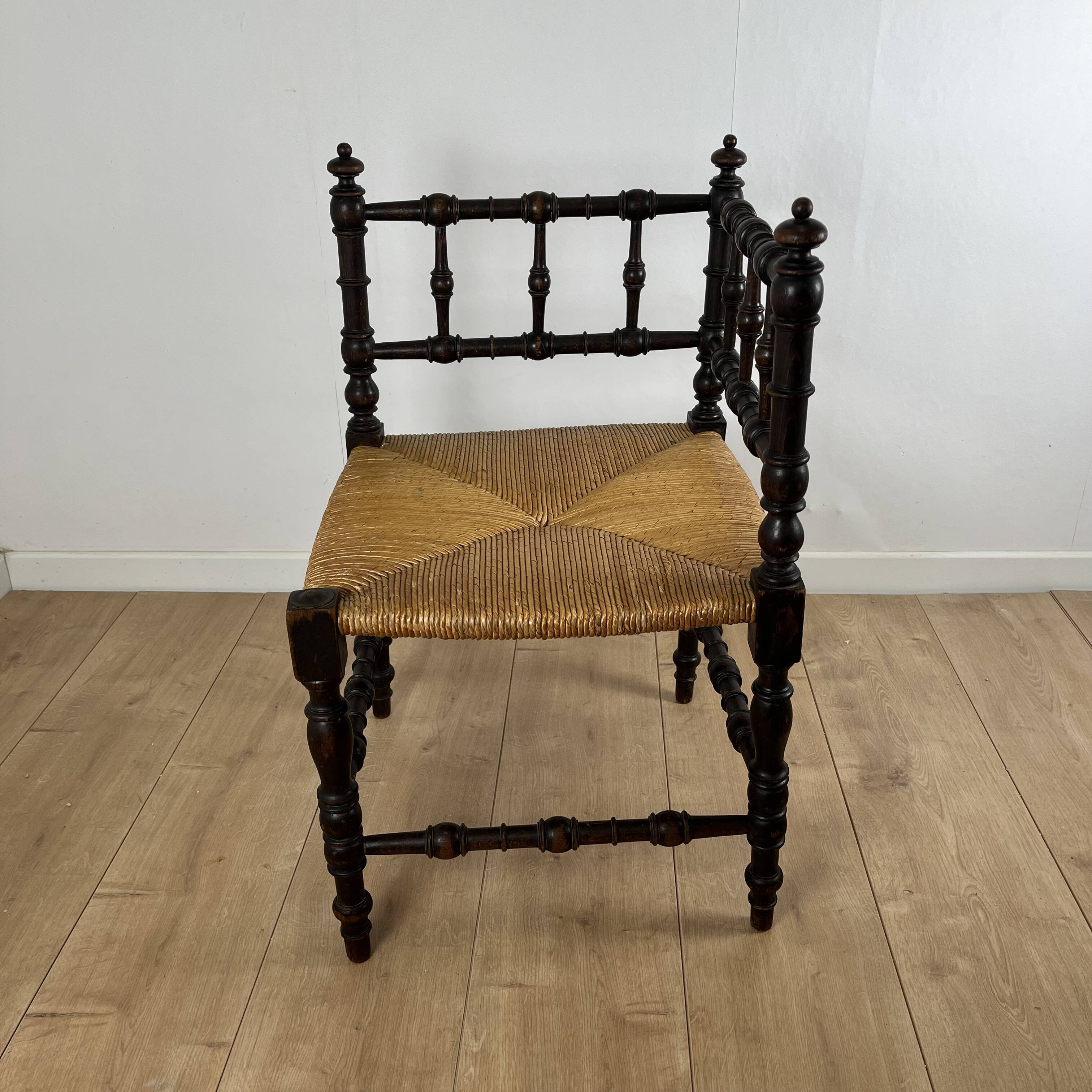 Corner chair in carved wood and straw, late 19th century.