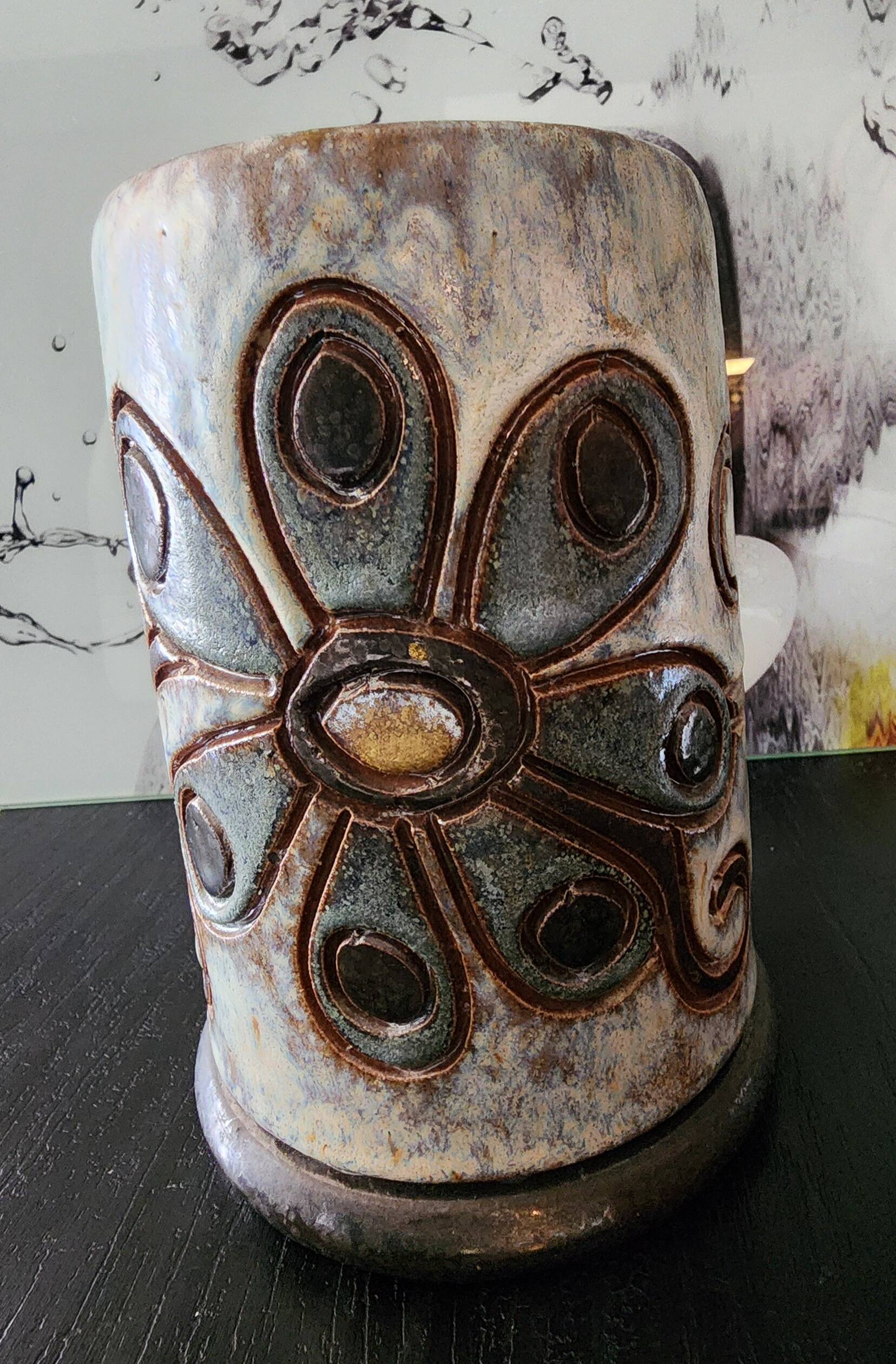 Chopped stoneware mug signed Dubois, vintage ceramic engraved with spirals, height 17cm.