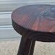 Tabouret tripode en bois massif