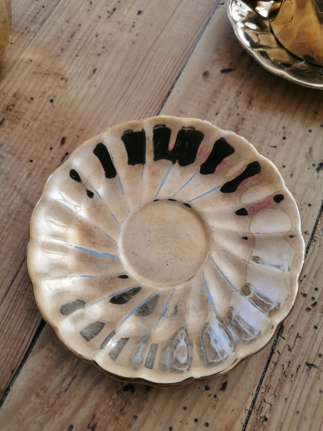 Vintage golden porcelain cups