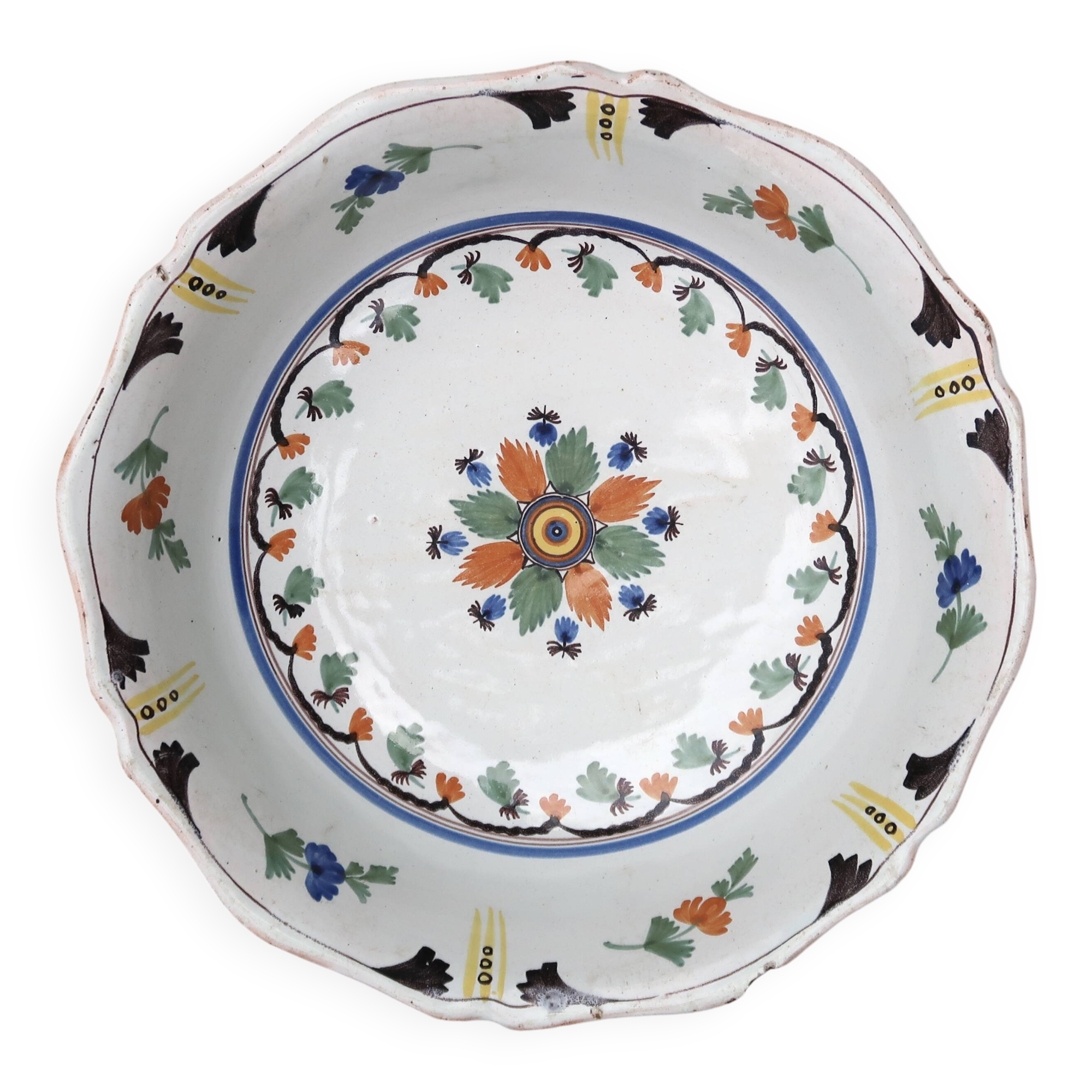 Shallow flat dish in Nevers earthenware from the 18th century.