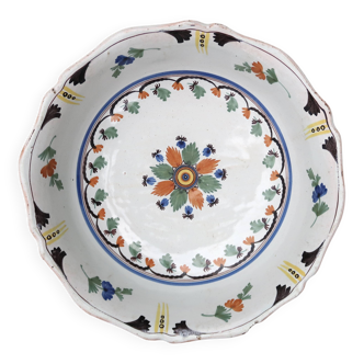 Shallow flat dish in Nevers earthenware from the 18th century.