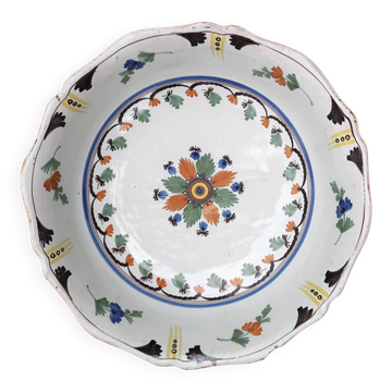 Shallow flat dish in Nevers faience from the 18th century.