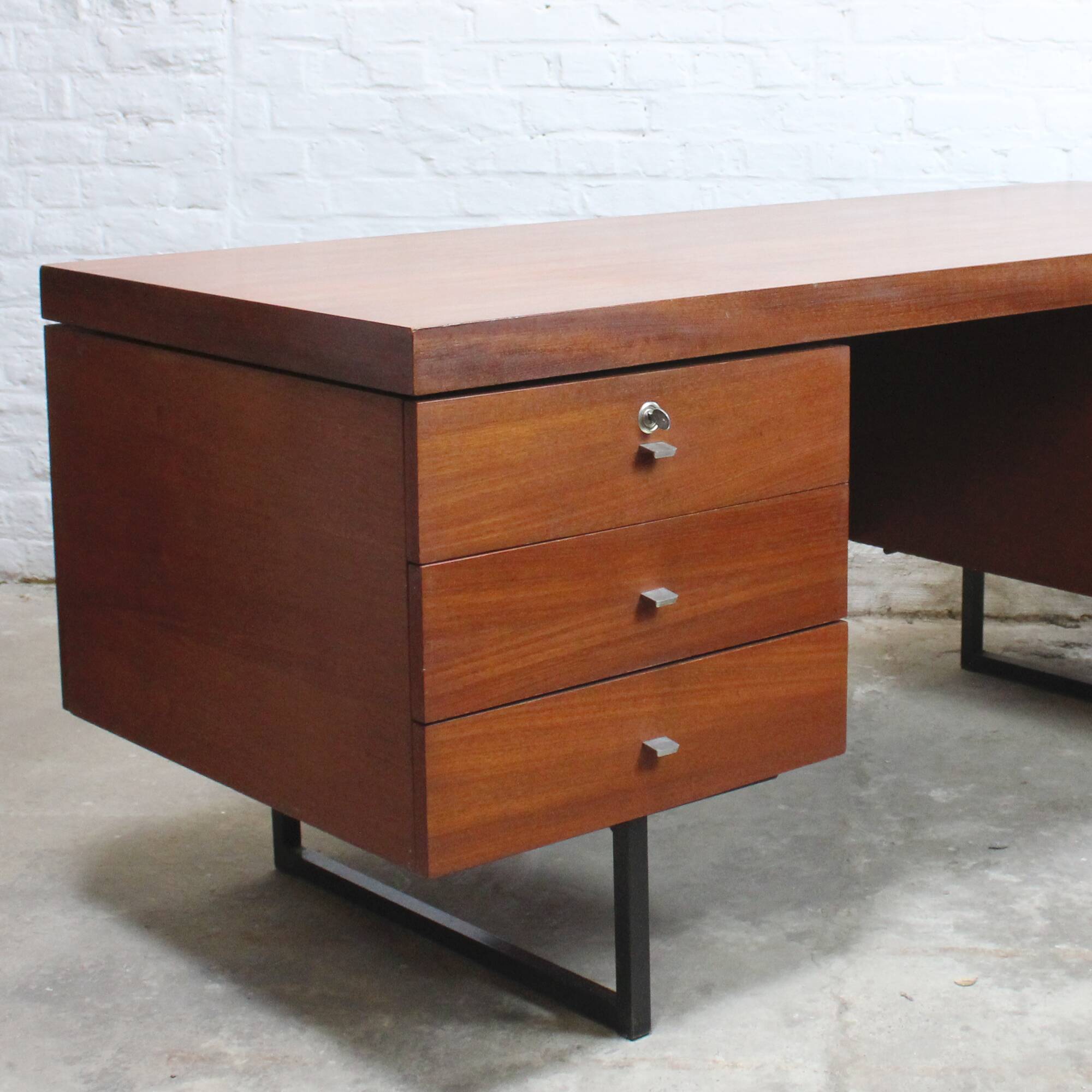 Bureau "Ministre" par Pierre Guariche pour Meurop 1961