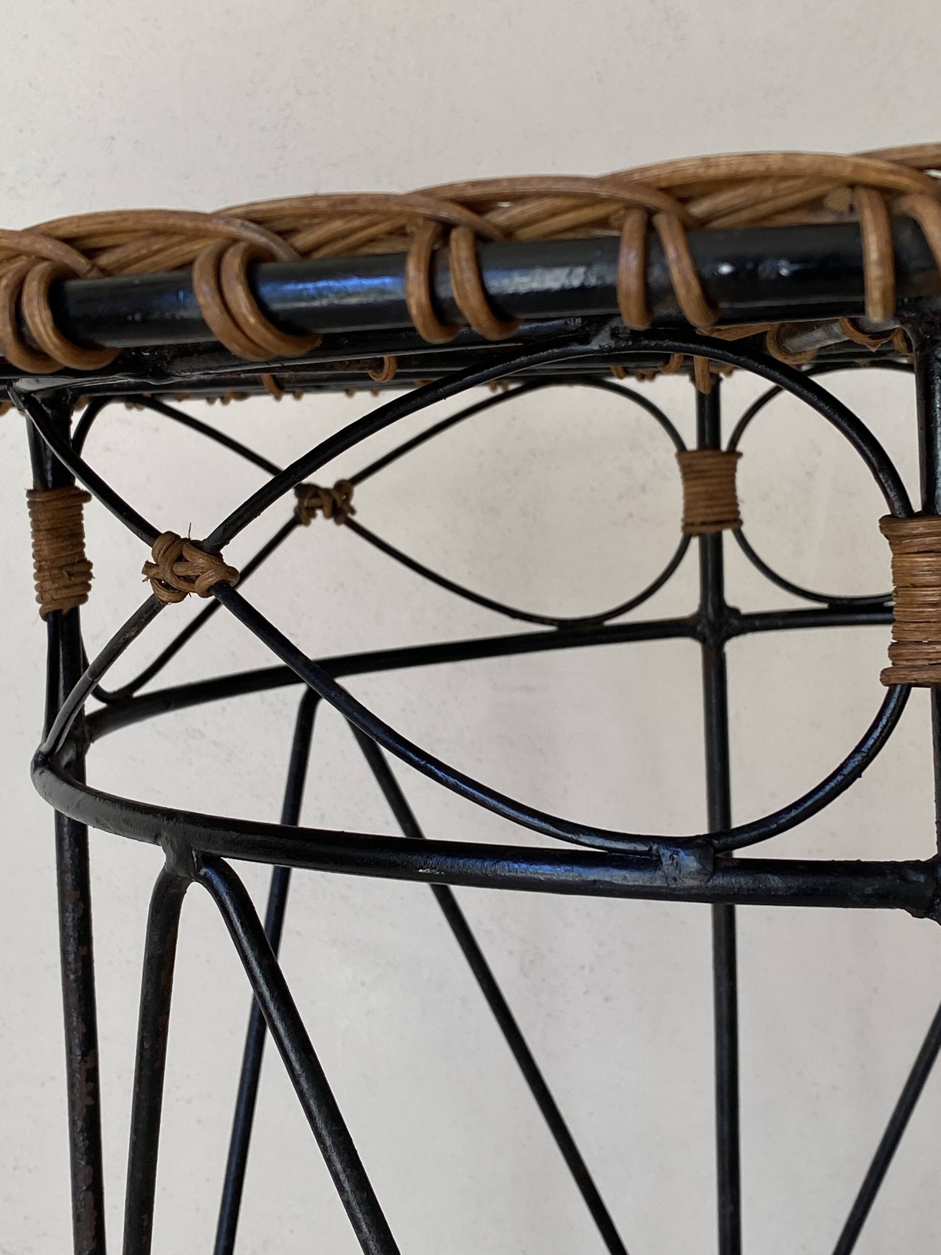 Vintage round table in woven rattan and black wrought iron – 1950s / 1960s