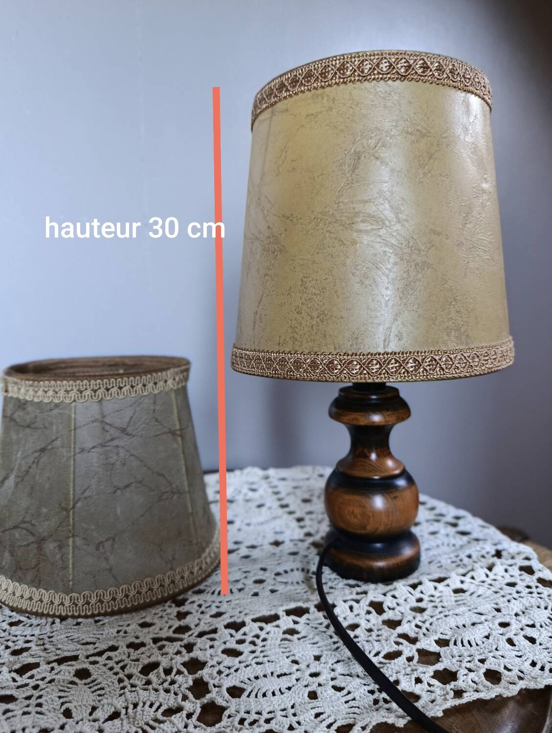 Lampe chevet pied bois tourné, abat jour peau rustique chic