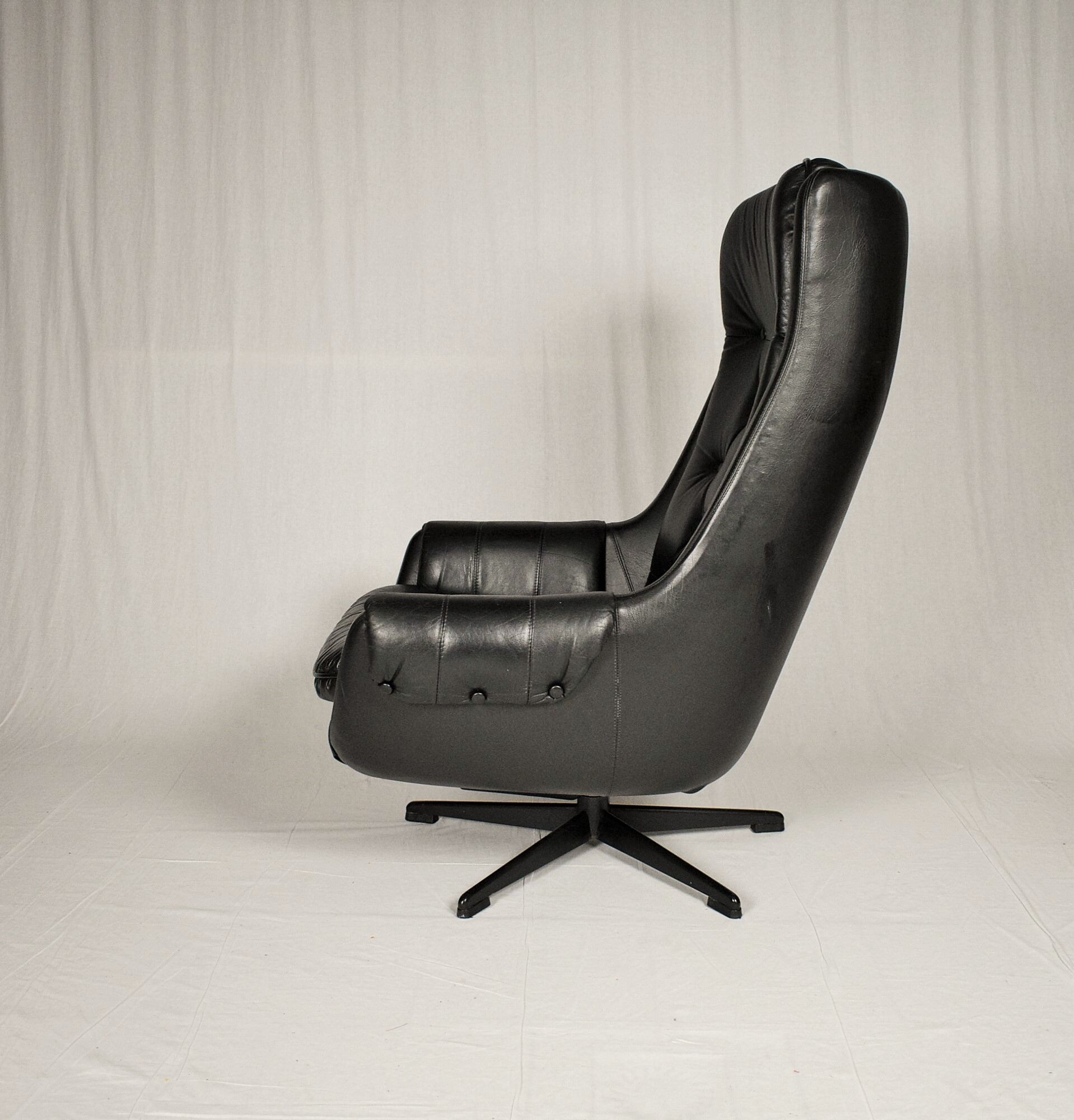 Design Scandinavian Leather Armchair / Lounge Chair by Peem, 1970´s.
