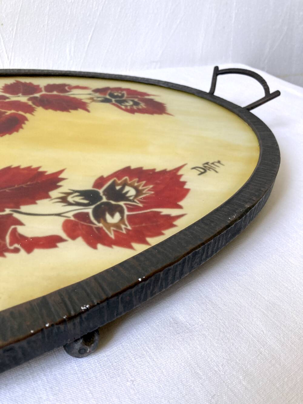 Vintage oval plateau in moulded resin and hammered metal, signed Datty.