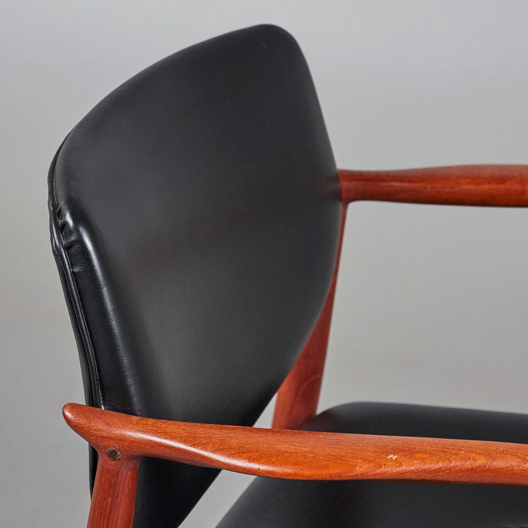 Ørum Møbelfabrik. Model 67 "Captain's Chair" Eric Buch