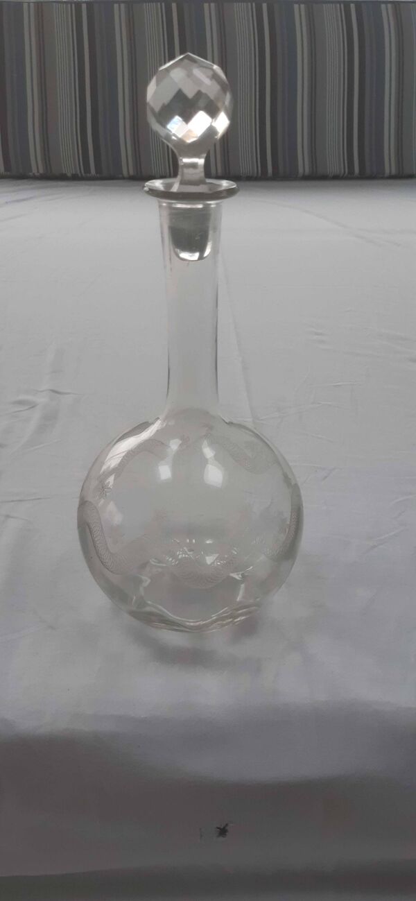 Carafe ancienne à vin en cristal gravé