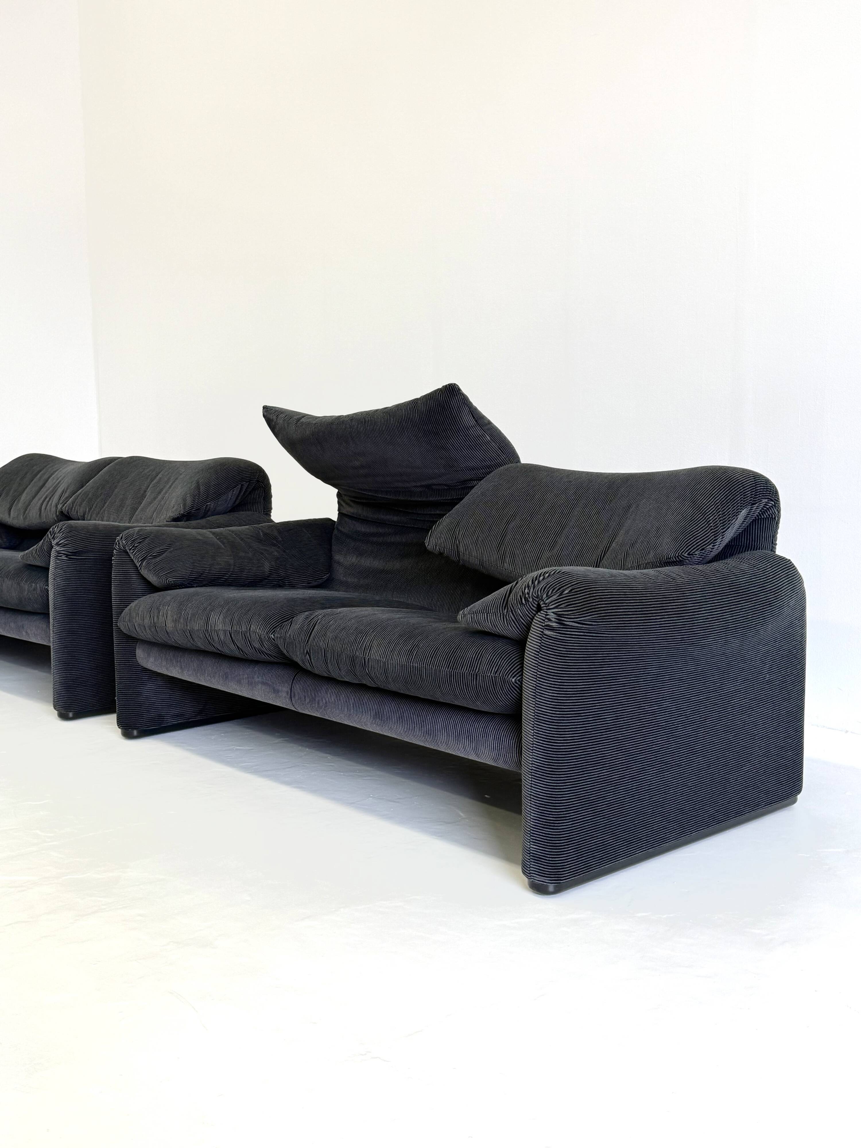 Cassina Maralunga 2 places noir-gris par Vico Magistretti