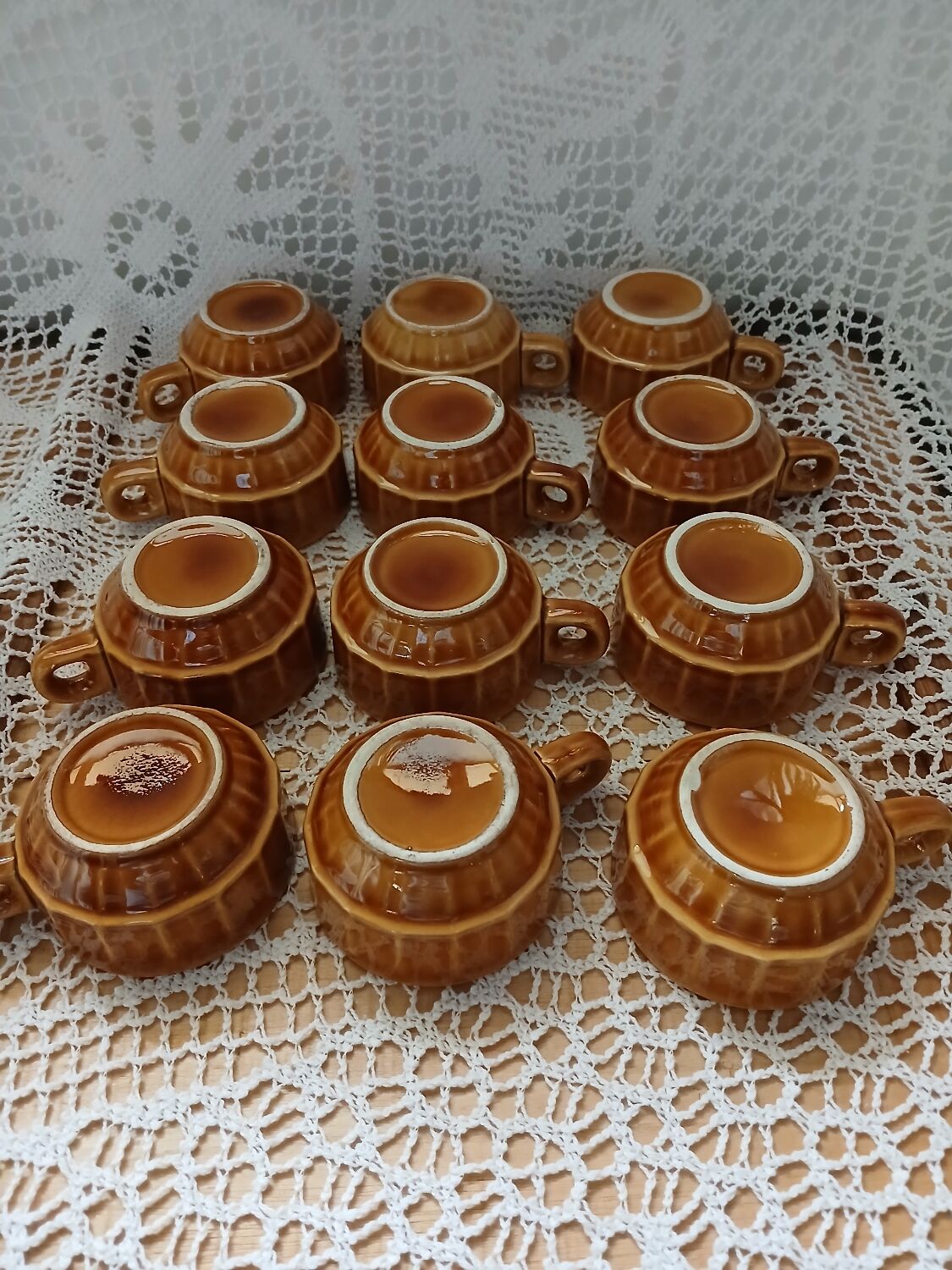 12 tasses à café anciennes avec soucoupes