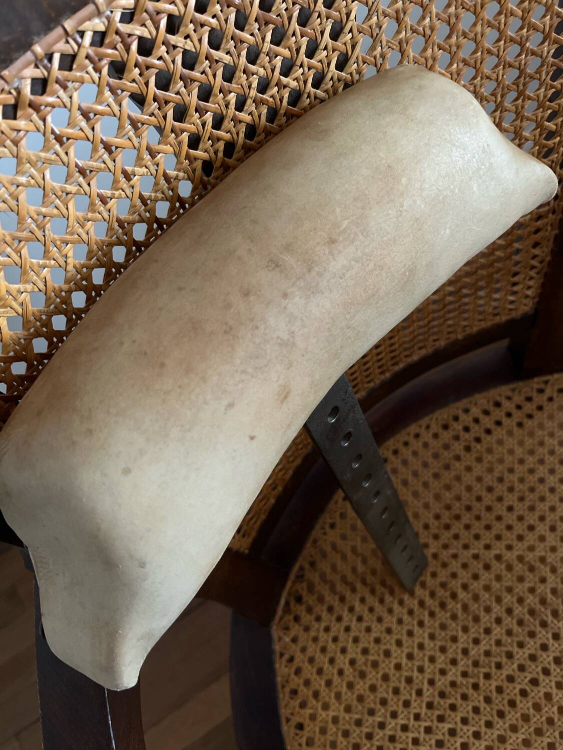 Ancien fauteuil de barbier / coiffeur en cannage