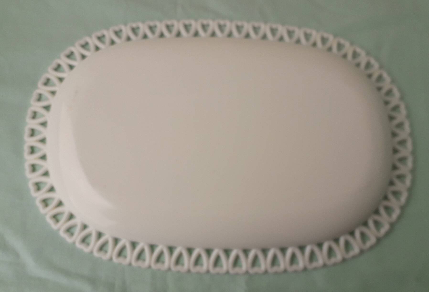 Opaline glass plate with hearts