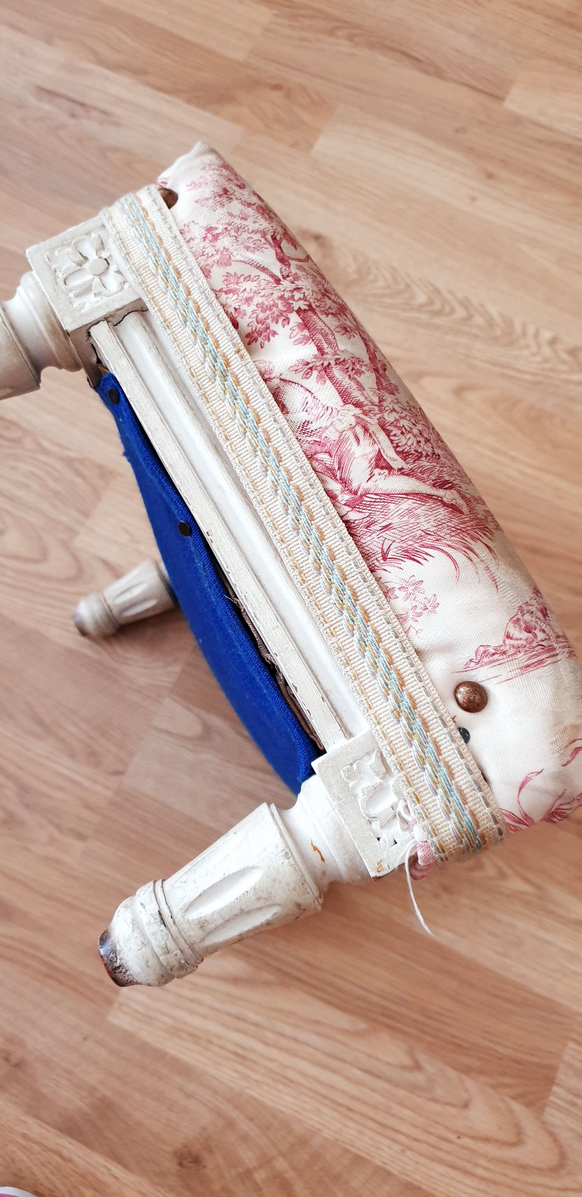 Old Footrest Toile de Jouy to restore