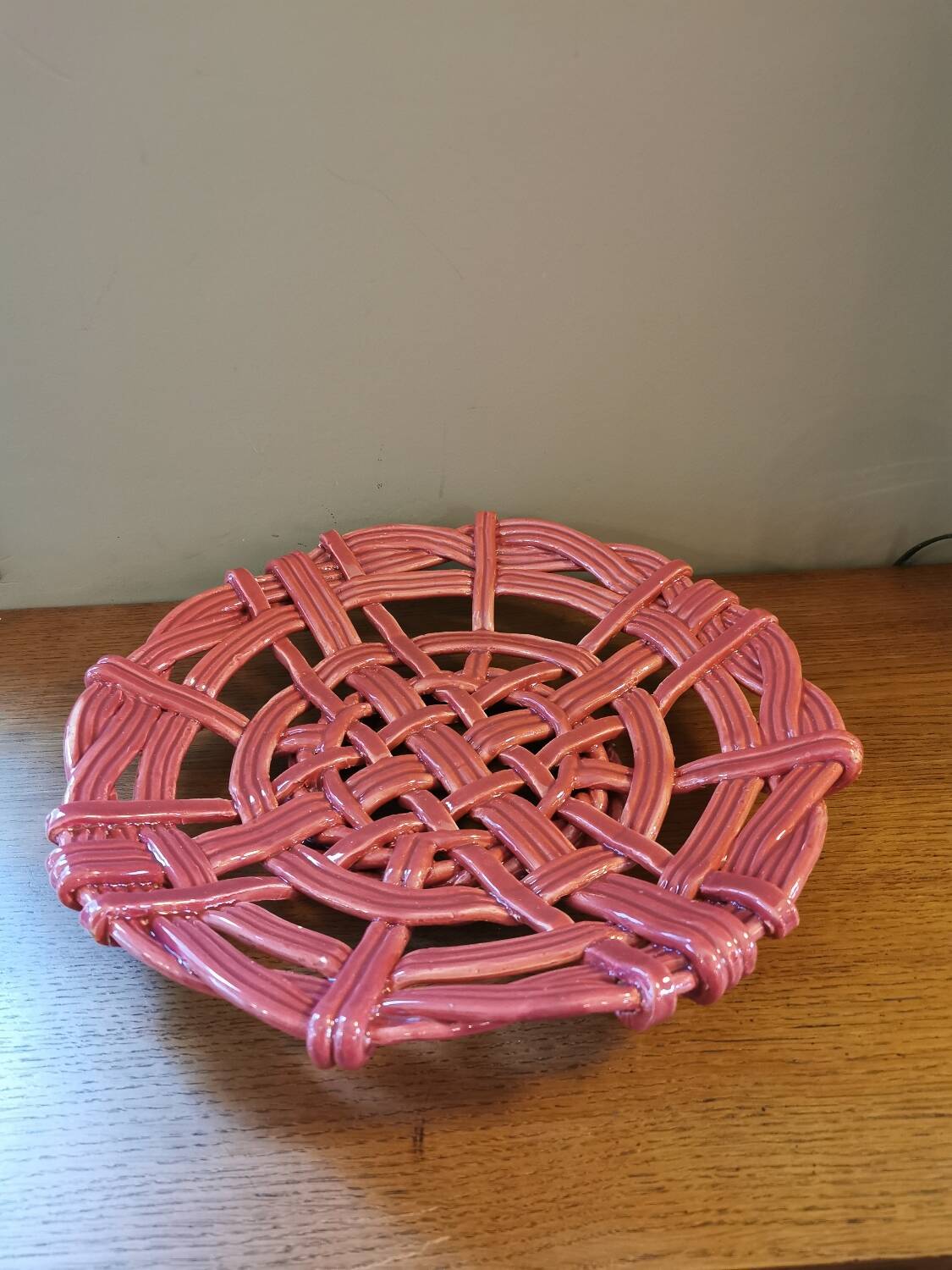 Vintage cup in braided pink barbotine