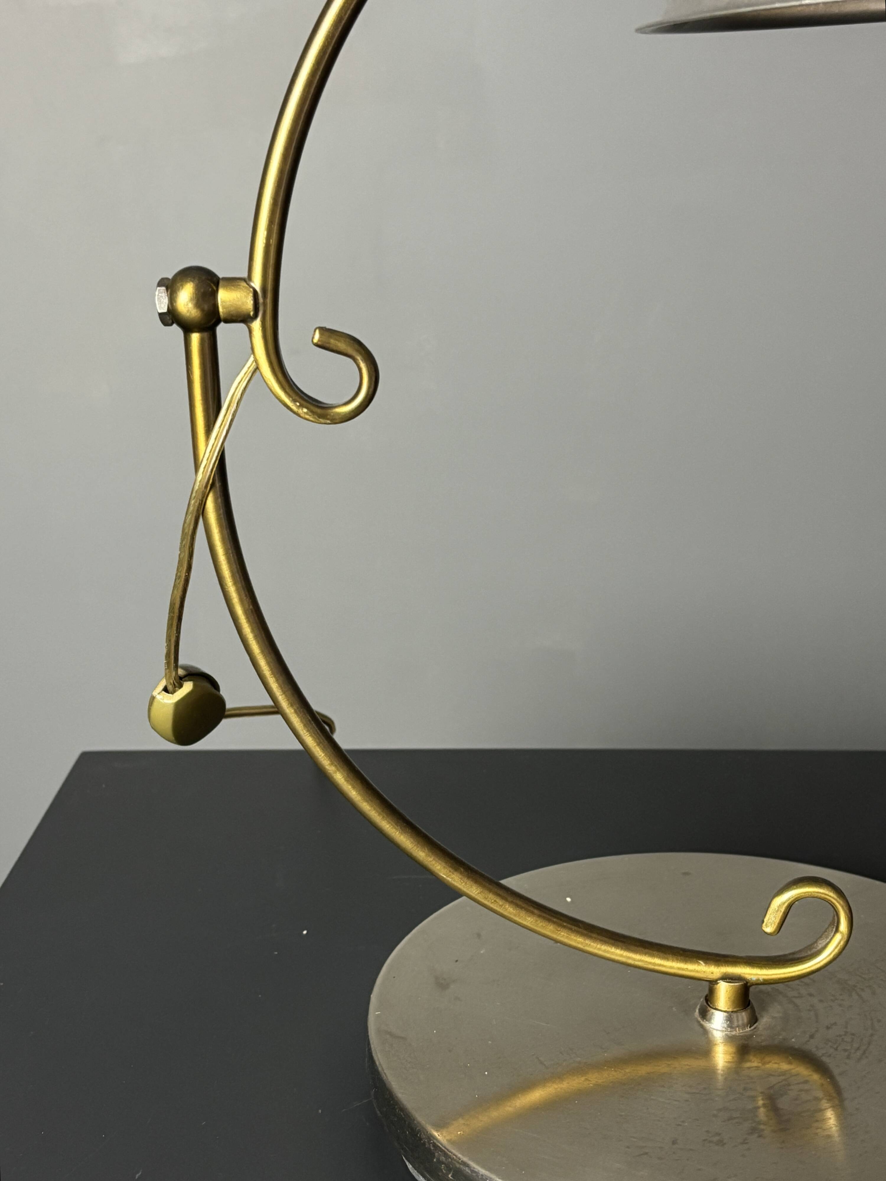 Lampe de table sculpturale ajustable des années 1960 avec abat-jour perforé.