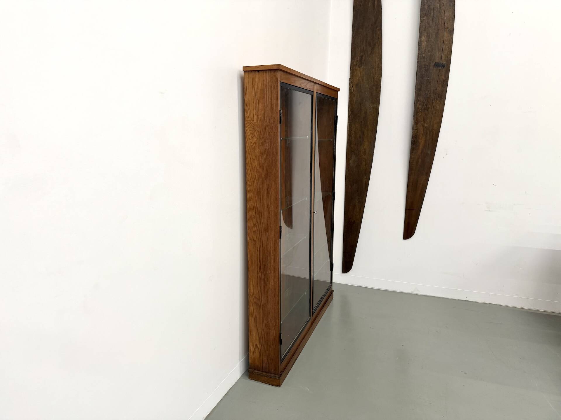 Vitrine de présentation murale Siegel Paris – Chêne & Verre – 1950