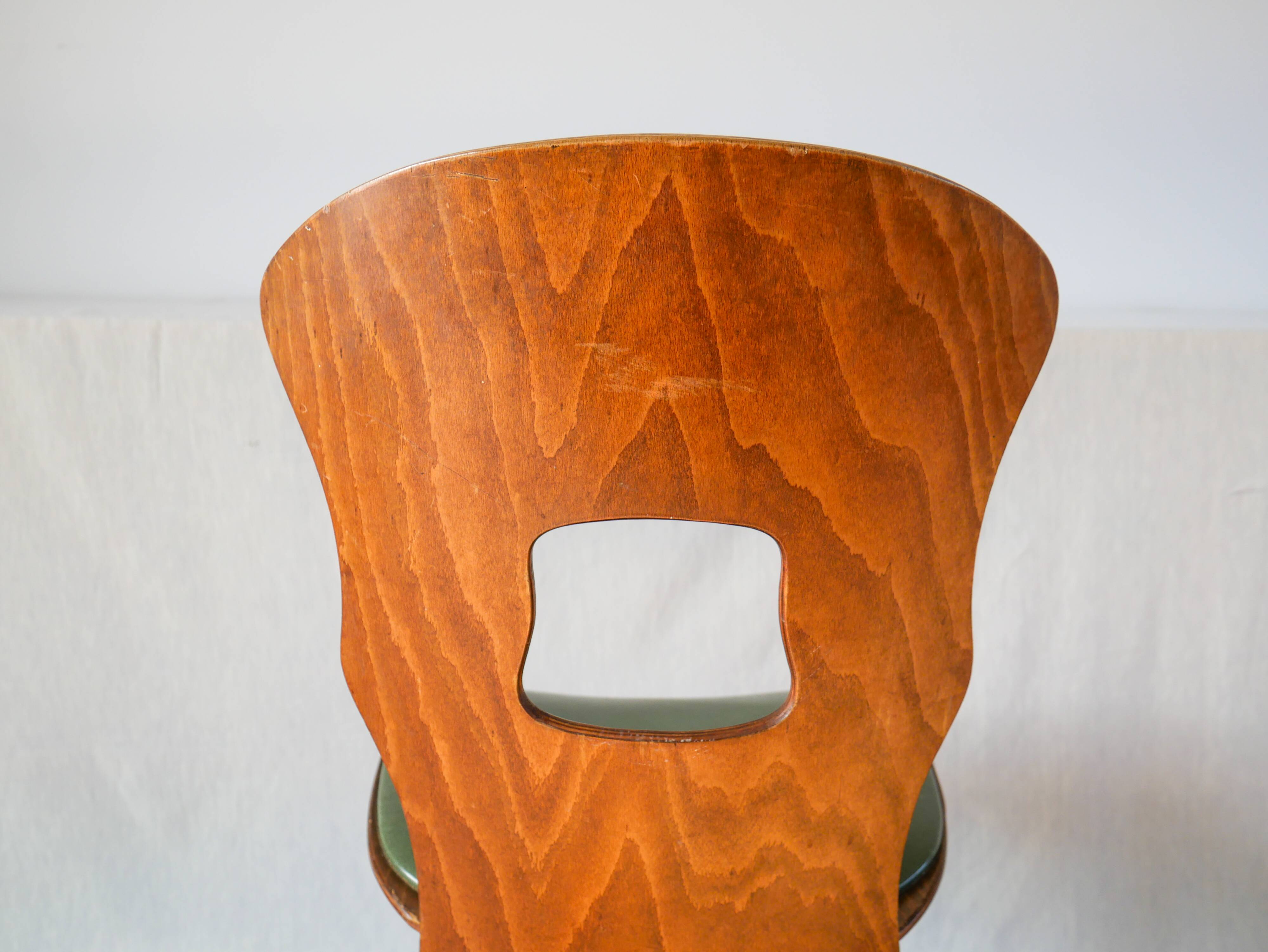 chaise Baumann en bois et skaï modèle Gentiane, 1950