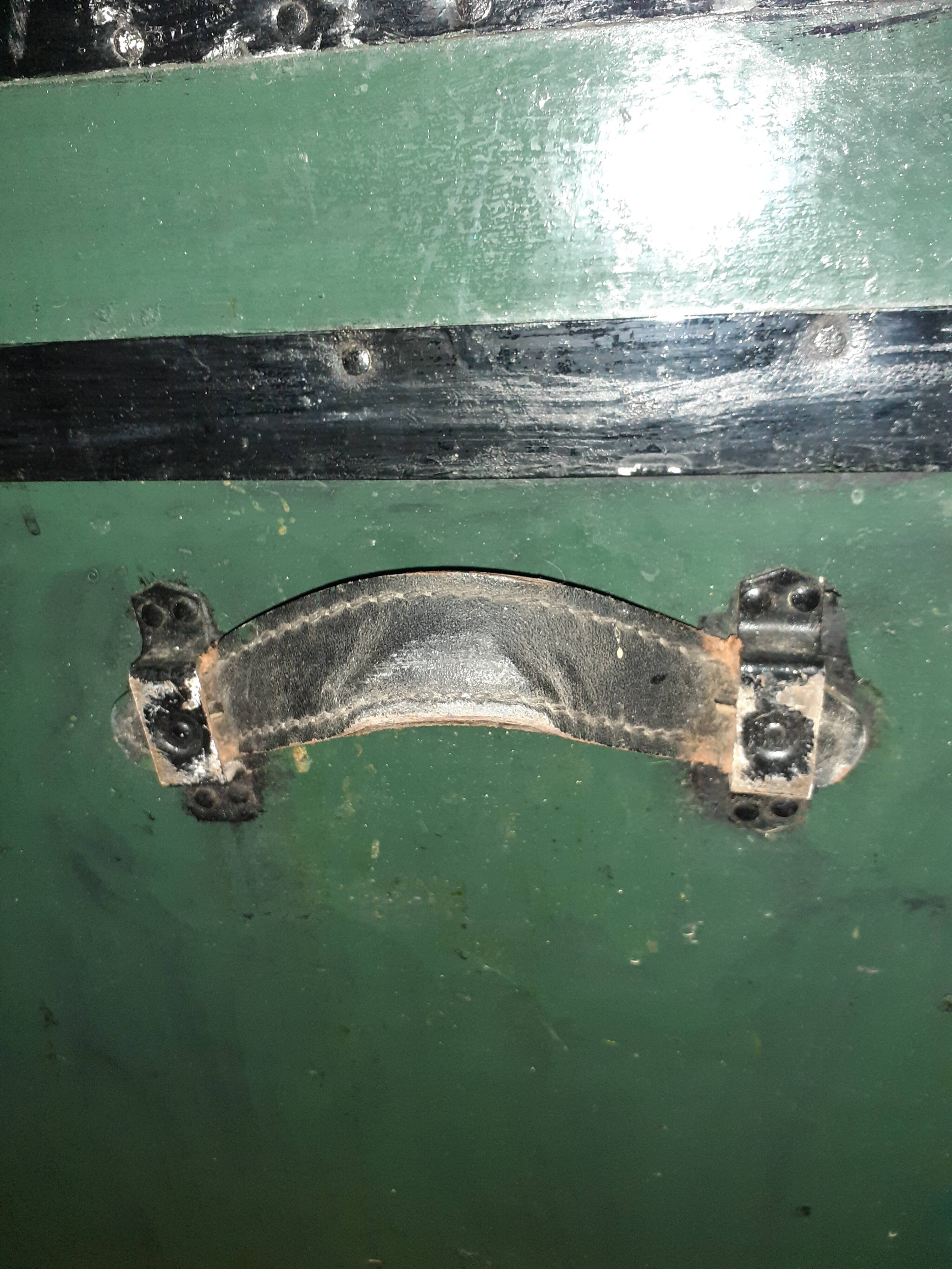 Wooden trunk trunk