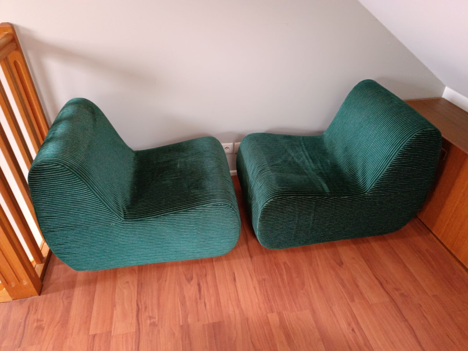 Paire de chauffeuses en velour circa 1970