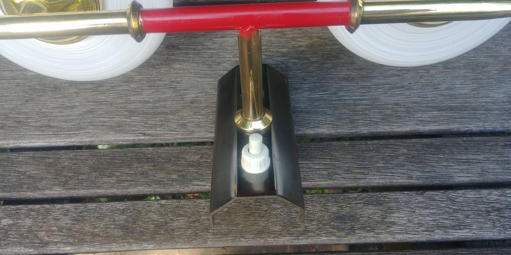 Vintage wall light from the 40s/50s with its two glass sconces on a brass support