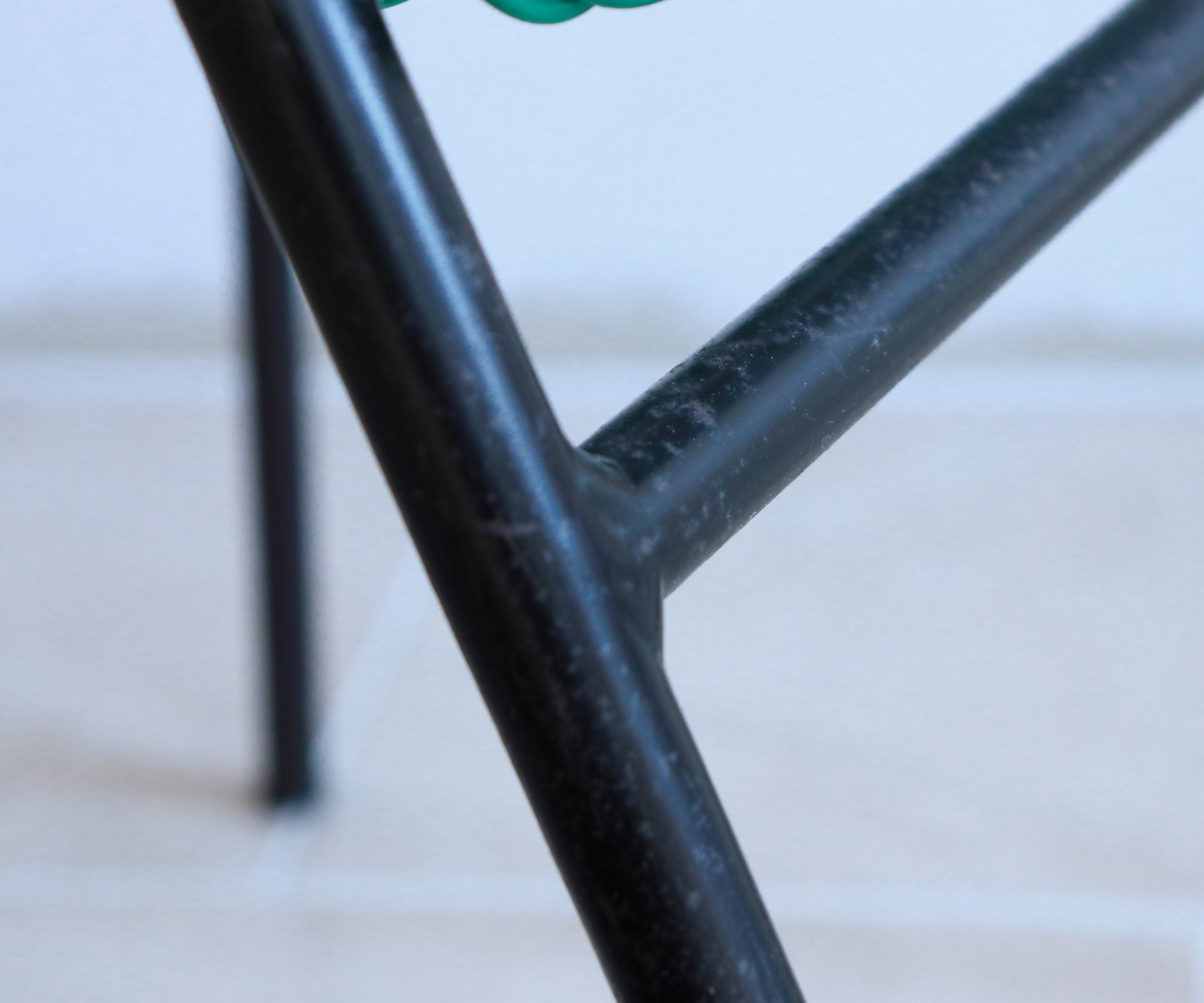Metal and scoubidou green garden chair