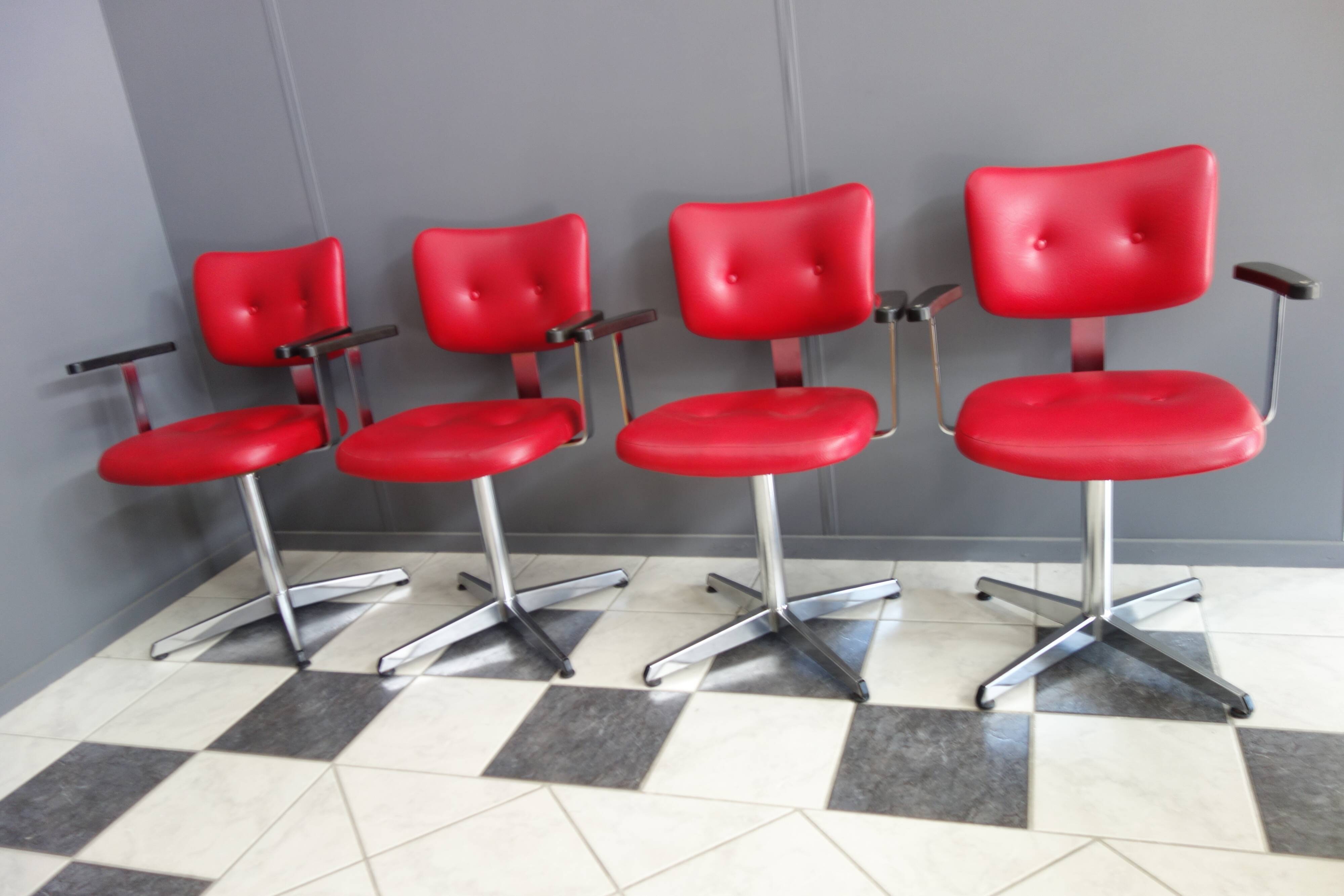 Quatre chaises de barbier en cuir rouge des années 1960 avec accoudoirs bakelite