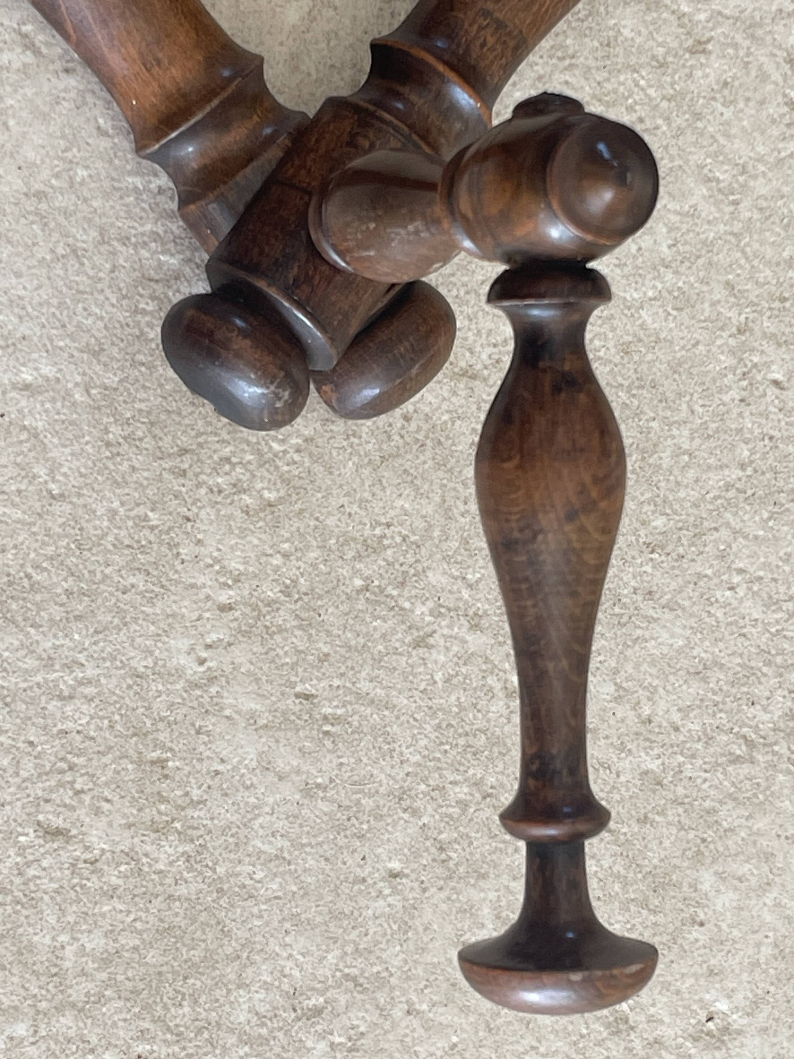 Wall-mounted accordion coat rack made of turned wood