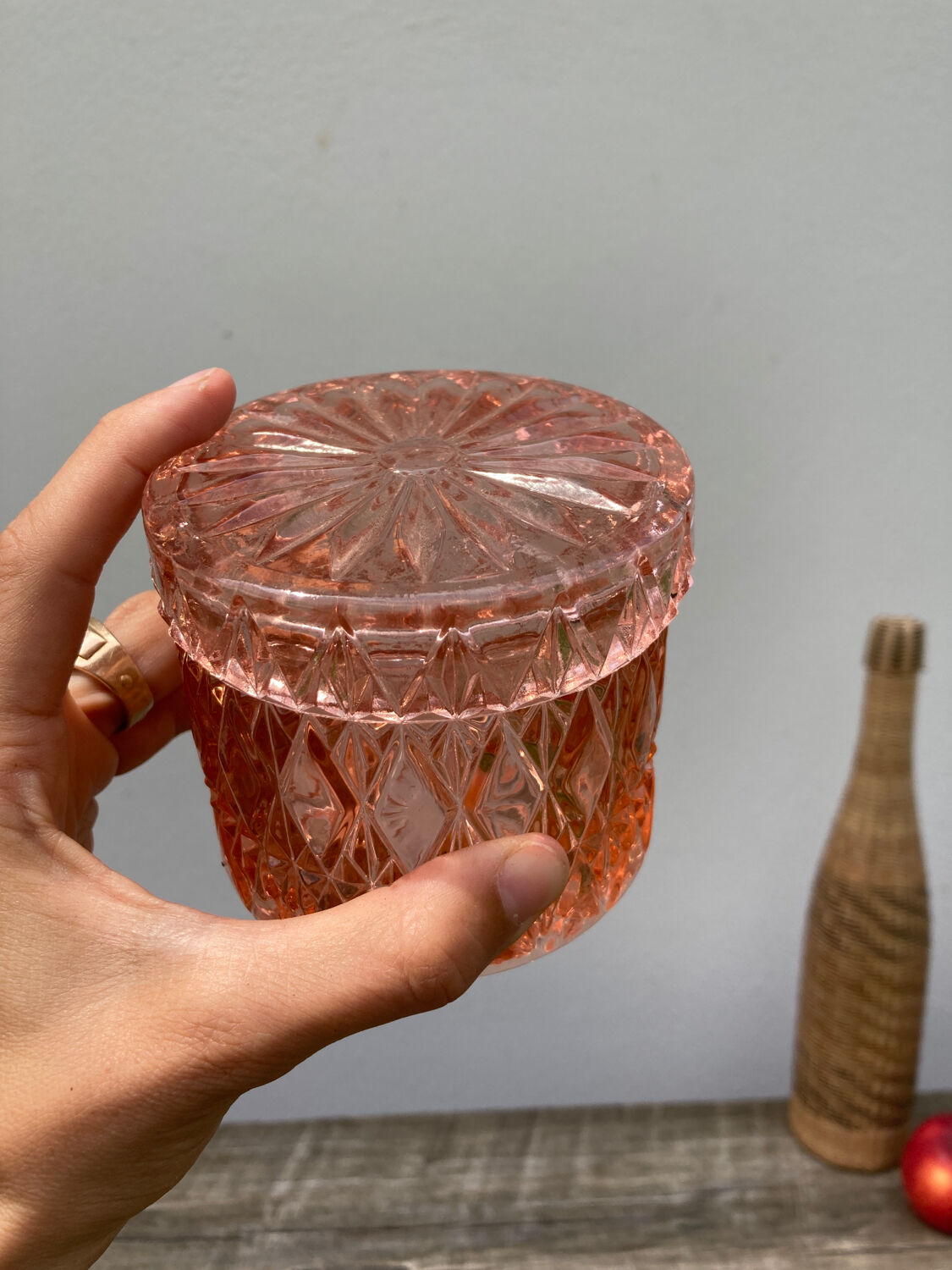 Powder box for Art Deco jewelry in pink crystal